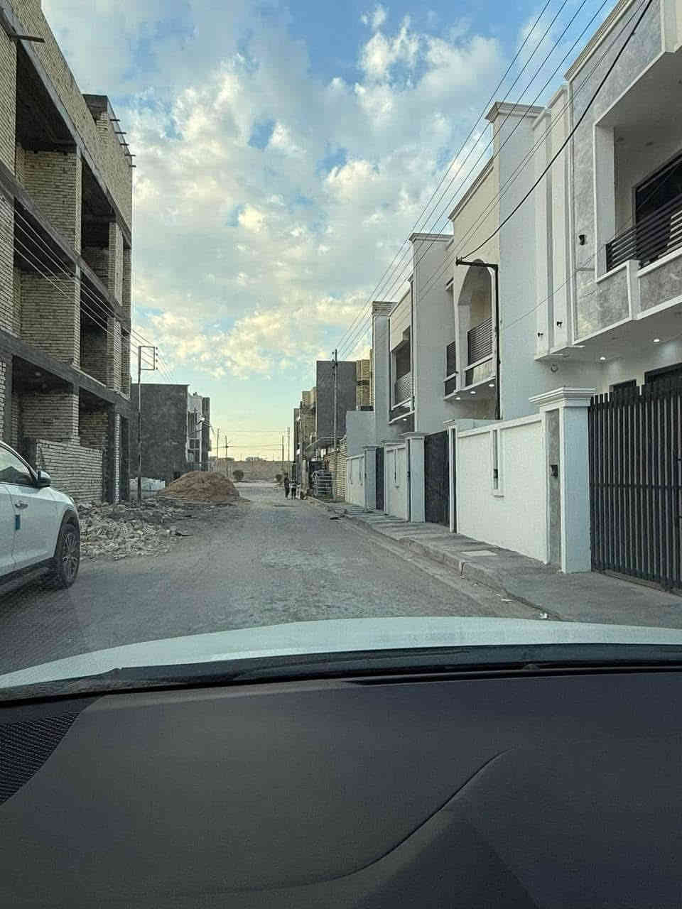 دار للبيع 
بيت للبيع 
للبيع بيتين تونات – بناء حديث في مجمع الضباط السكني / شارع المطار

المواصفات:
 • عدد البيت: 2 (تونات)
 • المساحة: 100 م² لكل بيت
 • عدد الطوابق: 3 طوابق لكل بيت
 • الواجهة: 6.75 متر
 • النزال: 14.82 متر
 • نوع الأرض: زراعي – سند 25 مشمول بقرار التطويب
 • عمر البناء: سنة واحدة فقط
 • جميع الطوابق مكسوة بالمرمر الفاخر

التقسيم الداخلي:
 • مطبخ
 • صالة
 • هول
 • 4 غرف نوم
 • 3 حمامات

مميزات العقار:
 • يقع في مجمع الضباط السكني خلف جامعة المشرق – شارع المطار
 • المجمع محاط بسور ويوجد سكيورتي للدخول
 • تتوفر كافة الخدمات: ماء، كهرباء، مجاري، تبليط

سعر البيت الواحد :-  225,000,000 دينار .
ملاحظة : كل بيت يحتوي على بردات وكاونترات وسبالت جديدة ثابتات .

للاستفسار والتواصل:
أبو ياسر – ***********
