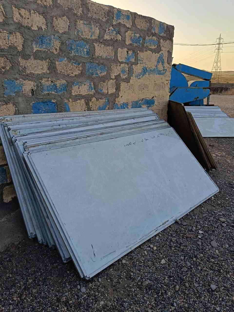 مكلف بالنشر 
يوجد سبورات خشب مضغوط للبيع 

الحجم الكبيره كسبورات للكتابه 240×125تقريبا العدد ٢٠ سعر القطعه  ب ٣٠الف

الحجم الكبيره 240×125 بدون اطارات  حسب الاستخدام عدد 10 سعر القطعه ب ٢٠ الف 

الحجم المتوسط 180×90 عدد ٢٥ تقريبا سعر القطعه ٢٠ الف 

واذا شلع السعر يختلف 
يصلحون للكتابه و استخدامات متعدده 
المكان موصل /قرب سيطره العقرب 
 للتواصل 
***********
***********
