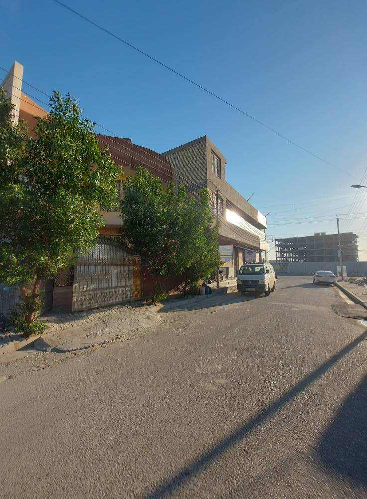 دار للبيع مساحة 150متر (ملك صرف)
الطابق الاول يحتوي على (استقبال +مطبخ حار+مطبخ بارد  +صالة +غرفةنوم +صحيات 2 خارجية وداخلية) 

الطابق الثاني( يحتوي على 3غرف + صحيات+صالة) 

الموقع 🌐  بغداد جسر ديالى القديم/ شارع المخازن/  قرب مدرسة النفس الزكية 

للتواصل فقط على الرقم  ***********
