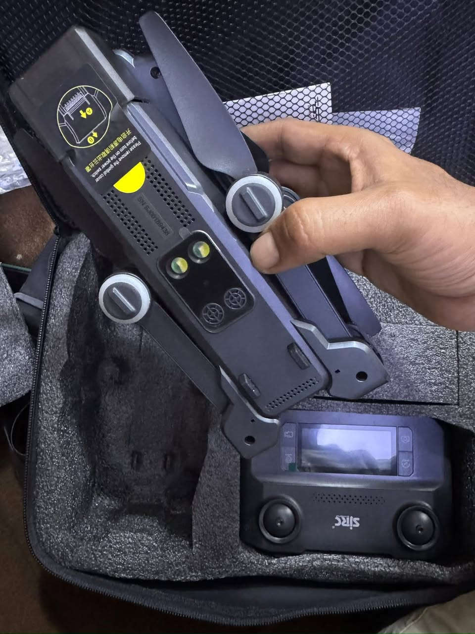 sjrc f22 s pro
جديدة لوك 
كامرة 4k كمبل 
المدى 5كيلو والارتفاع 500 متر
الربط كيبل بين الجوستك والموبايل ايفون وتايبسي وكالكسي
بطارية ٣٠ دقيقة 
حساسات اماميه وخلفيه واسفل الطائرة 
لدات اسفل الطائره تشتغل عند الهبوط 
منفذ رام لتخزين التسجيلات بجودة 4k 
للاستفسار مراسلة الخاص او واتساب ***********
