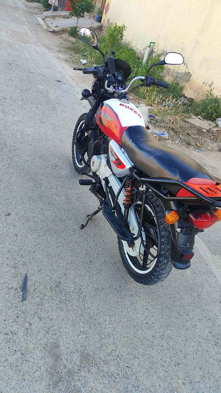 بوكسر  موديل 22 جديده اوراق كامله اصوليه *********** سعر مليون 300 بيها مجال عنوان ديالى قرب ملعب نادي ديالى
