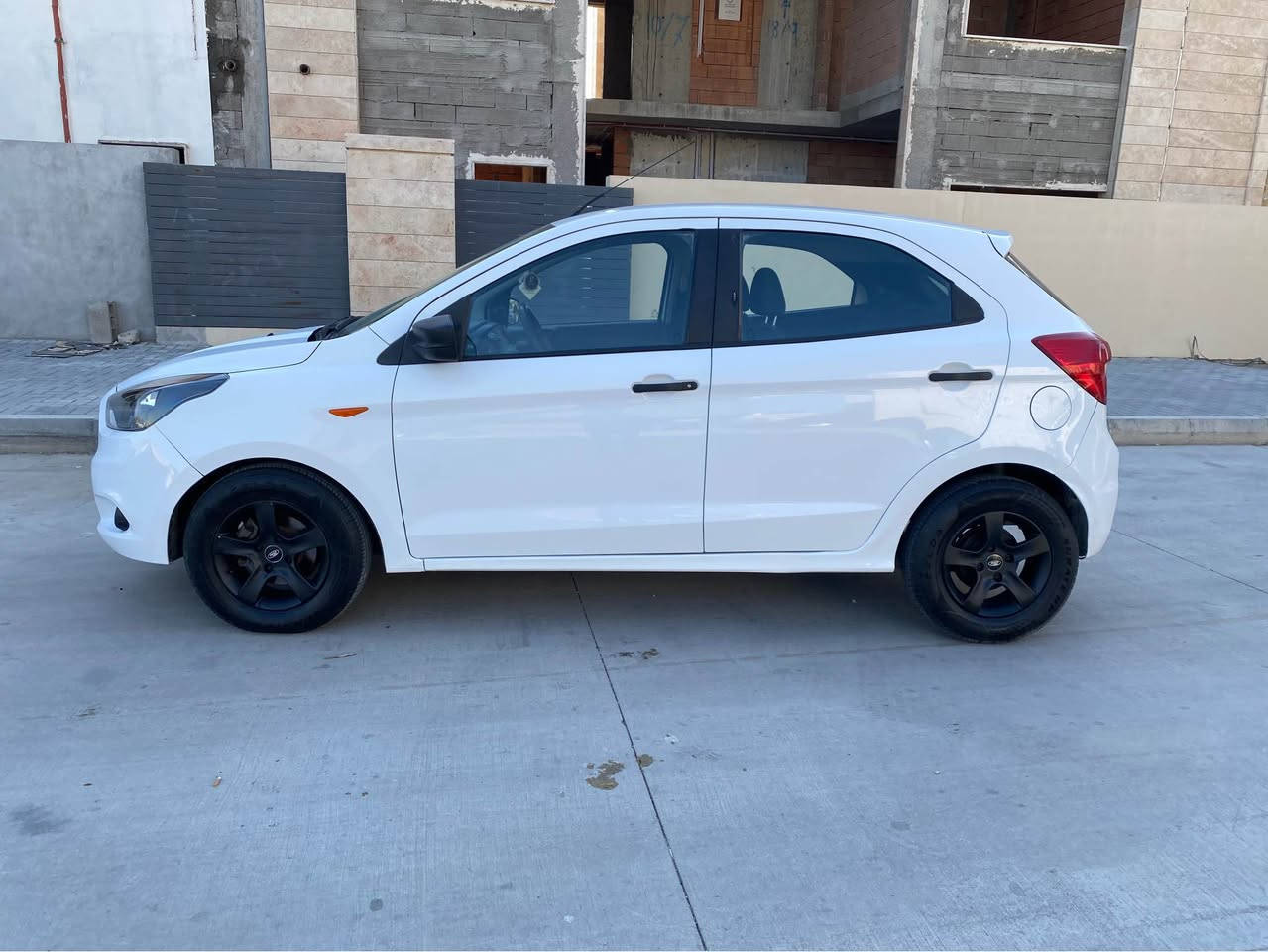 Ford Figo 2018 
مواسفات خليجي
بوياخ: نيو چاملخ هه يه 
دعمي خفيفي پشي هه ييه
دوو شويني سارده كوته
يك دينار مسروفي نيه
گير+مكينه+ته بريد+كاره بايي+هه موو به شرت
مكينه نه كرايته وه
نرخي 83 ومجال 
*********** السليمانية, العراق
