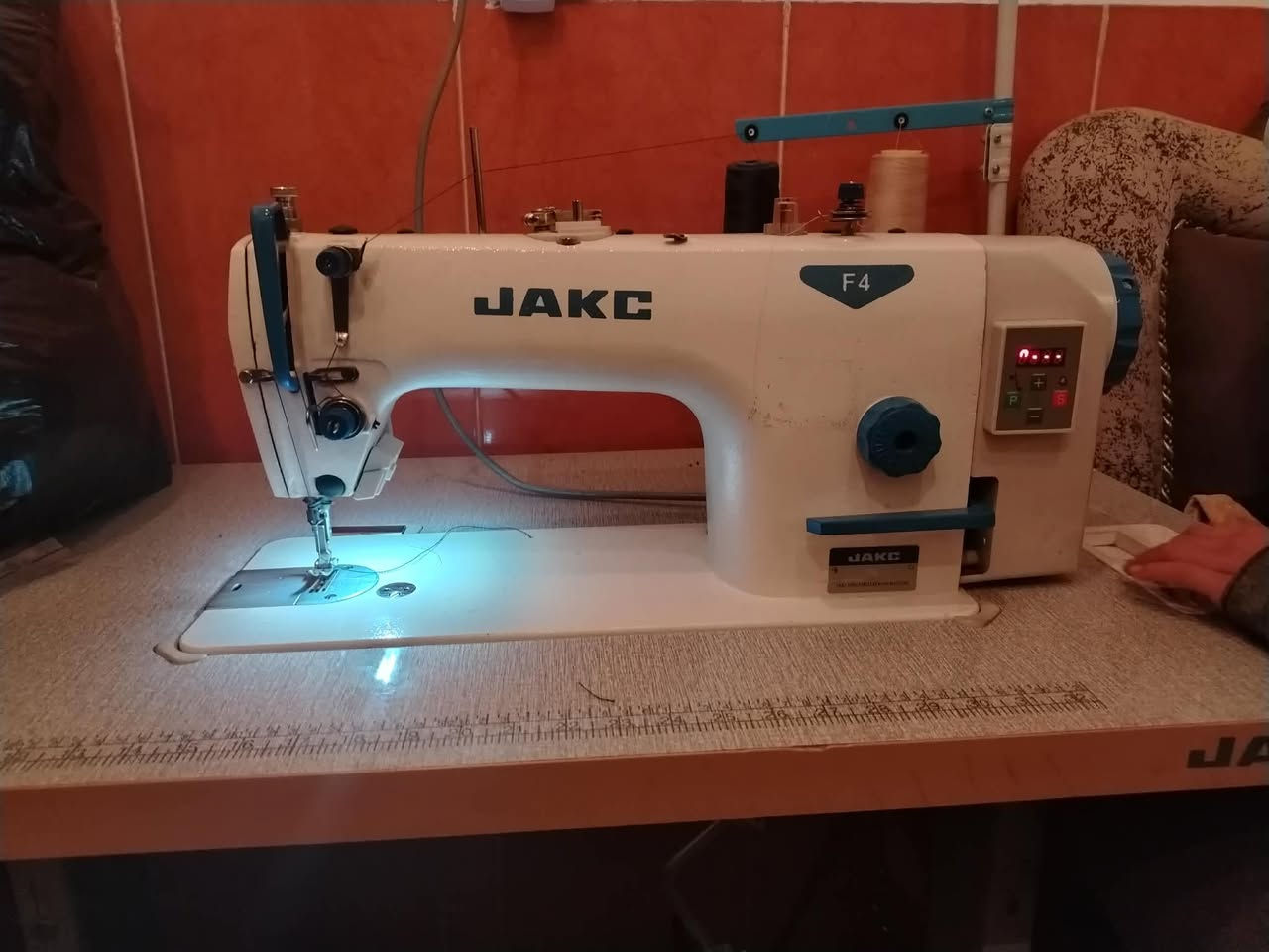 للبيع مكينه خياطه السعر ٢٧٥  ***********
