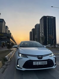 للبيع كورلا 2025 خليجي هايبرد فول كشن كهرباء كشنات جلد احمر رقم بغداد ...