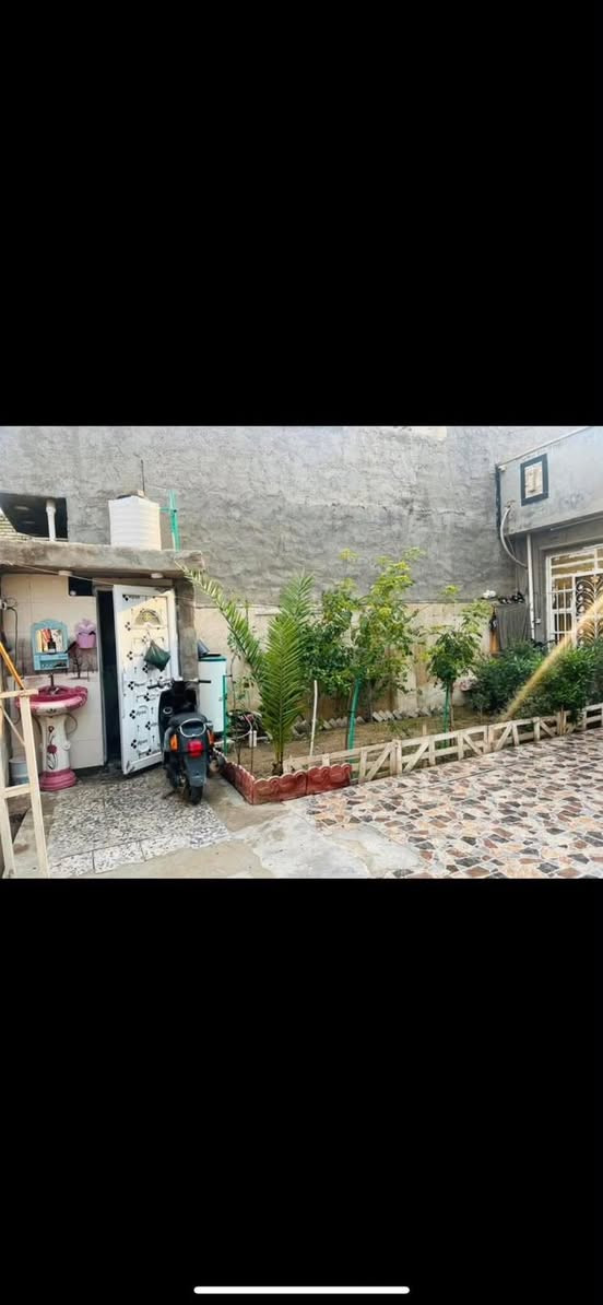 سلام عليكم بيت للبيع مساحته 192 واقع حال السند 150 طابق ونص طابو صرف زراعي سند 25 الدورة حي الصحة بضهر كلشي وكلاشي شارع هدوء وناس ذهب ومقابيل البيت تشجير حديقه كبيره 
1الأرضي استقبال كبير ومطبخ وغرفتين وترك 2 وحمام 2 داخل البيت وخارج وطرمه كبيره كلش 
2الطابق الأول غرفه كبيره وسويت حمام داخل الغرفه ويا وبيتونه وسطح ومخزن 
ملاحضه البيت الماء24 ساعه ابد ما ينكطع وكهرباء كلش زينه ومجاري وشارع سبيس سعره 230
*********** اني صاحب  ابو البيت مو دلال ولا شي
