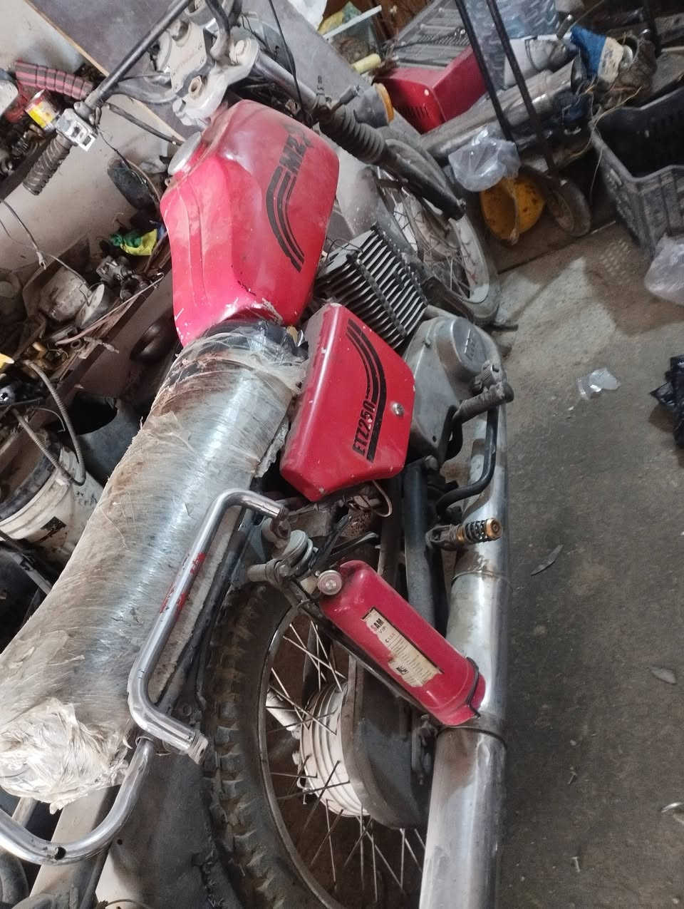 سلام عليكم اخوان دراجه امزت للبيع٨٢نايمه شغاله بس يعوزه  ترتيب مكان كركوك للاستفسار السعر550الف ***********او***********
