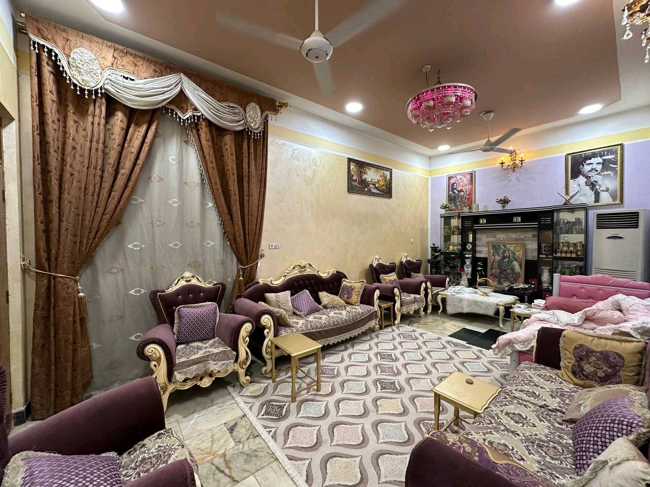 بيت للبيع مساحته ٢٢٥ طابقين 
الموقع شارع الجمعه 
تفاصيل البناء 
محل غذائيه 
واستقبال وطارمه صاله 
غرفه 
منور + صحيات عدد ٣ 
الطابق الثاني غرفتين وصاله وصحيات 
وشقه فوك المحل 
واجهه البيت ١٥ 
شارع المنطقه ١٥ متر