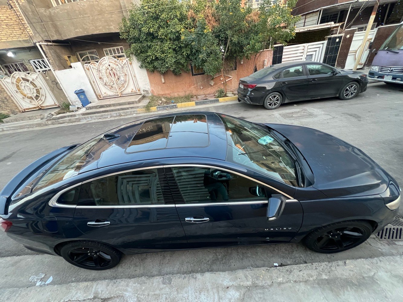 2020 PREMIER
المواصفات:
 1. كاميرا خلفية دوارة
 2. منظومة إدارة الشحن الكهربائي الذكي Intelligent Battery Management System للتحكم الذكي بشحن البطارية لإطالة عمرها قدر الإمكان
 3. منظومة ABS
 4. منظومة Traction Control وStabiliTrak
 5. منظومة إزالة الضباب تلقائيًا Auto Defog
 6. حساسات ضغط الإطارات
 7. مثبت سرعة
 8. تشغيل عن بعد
 9. إيقاف تشغيل تلقائي Auto Stop
 10. بانوراما
 11. بصمة بيبان + تشغيل + صندوق
 12. مرآة داخلية رؤية ليلية
 13. شاشة داشبورد تحتوي على ضبط تحكمات السيارة والرادارات، وتدعم Android Auto وApple CarPlay لعرض الخرائط والتحكم الصوتي
 14. بلوتوث + WiFi
 15. بوصلة
 16. كشنات جلد (تدفئة وتبريد للأمام + تدفئة للخلف فقط)
 17. تحكم كهربائي كامل بكشنات الأمام
 18. تبريد أمامي وخلفي
 19. إنارة داخلية في البيبان والداشبورد (بلادي)
 20. شاشة لعرض معلومات السيارة (ضغط/لزوجة الزيت، ضغط الإطارات، وغيرها)
 21. تحكمات ستيرن كاملة
 22. تحكم غلق وفتح باب الكراج Home Link
 23. أربع منافذ USB + 2 منفذ جداحة + منفذ كهرباء AC 120V
 24. نوافذ كهربائية أوتو للأربعة أبواب + باب السائق أوتو نزول وصعود
 25. إيرباغ من جميع الجهات (بما في ذلك الكشنات الأربعة وللأرجل الأمامية)
 26. ستيرن كهربائي
 27. محرك 2000cc تيربو
 28. هيتر للمرايا الجانبية
 29. شحن موبايل لاسلكي (Wireless)
30. ويل نجمة رياضي 18
⸻

ملاحظات:
 • رقم بغداد معوقين وكالة
 • السيارة ماشية حوالي 157814 كم (قابلة للزيادة)
 • تقرير حادث: جاملغ عكس السائق، بنيد صبغ، دوسة خلف السائق

للتفاصيل أكثر:

📞 ***********