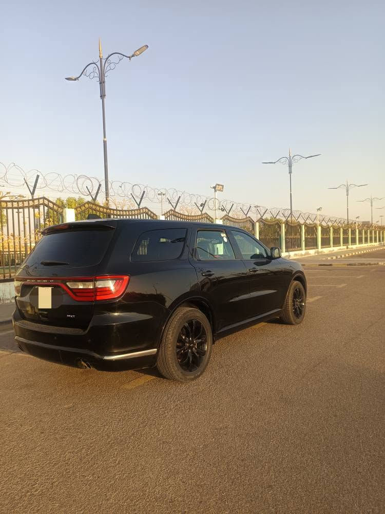 السلام عليكم 
للبيع دورانجو SXT، السيارة ملكية وما يحتاج أحجيلكم عن هيبتها بالشارع ونظافتها مثل ما موضح بالصور. سيارة عائلية ورياضية بنفس الوقت وجاهزة من كلشي.
المواصفات والتفاصيل:
الموديل: [2019]
اللون: أسود ملكي مميز (لمعة ونظافة كاملة).
الفئة: SXT (محدثة بنيد رياضي ).
الرقم: رقم ميسان ألماني مميز
المحرك: 6 سلندر 3.6L
المسافة المقطوعة: 78 ميل.
حادث السيارة بنيد وما واصل الدواخل 

تبريد ثلاث قطع شاشة تحكم كاملة، كاميرا بلادية، حساسات خلفية. داخلية نظيفة جداً وجاهزة للاستخدام بدون أي نقص.
سعرها 190 وبيها مجال بسيط للشراي الجاد
مكان السيارة: ميسان - العمارة.
للاستفسار والتواصل: *********** أو تواصل خاص عمارة, ميسان
