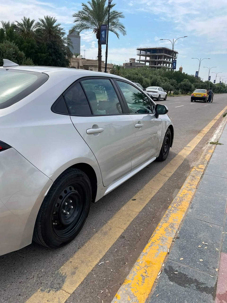 سلام عليكم للبيع فقط
‏Toyota Corolla 2020 LE (فئة LE). 
رقم اربيل الجديد (سنوية باسمي تحويل ثاني يوم)
حادثها قبغ جنطة فقط صور الحادث مرفقة بالمنشور
المواصفات :
 * نظام التحذير من مغادرة المسار
* مثبت سرعة متكيف (Radar Cruise Control)
* نظام تفادي الاصطدام
* كاميرا خلفية
* نظام الثبات الإلكتروني
* ⁠* شاشة معلومات + Apple CarPlay
* بلوتوث + USB
* 6 سماعات
* مكيف أوتوماتيك
* تحكم بالمقود
* زجاج كهربائي + قفل مركزي
* مصابيح LED
* مرايا جانبية كهربائية
*********************
السيارة مابيها نقص تخم تاير جديد
مكانها بغداد
السعر : 135
بيها مجال بسيط
للاستفسار واتساب : ***********
