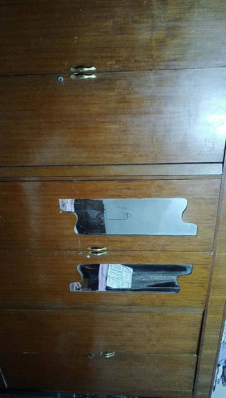 السلام عليكم  غرفة اخشاب نضيفه كامله و الدوشك ويه الجربايه للأستفسار: ***********
