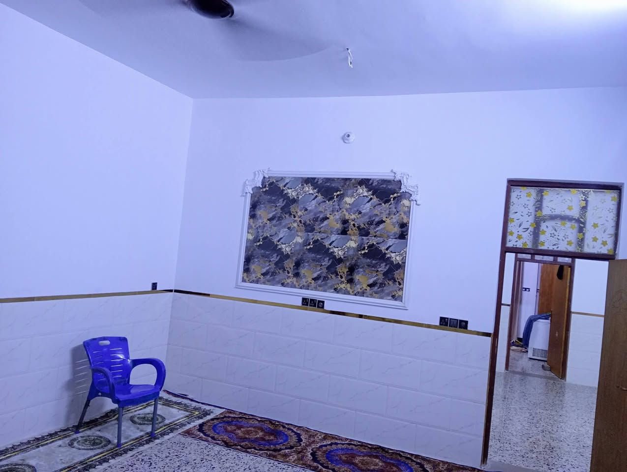 بيت للبيع مساحه 200 متر طابقين الطابق الول غرفتين ومطبخ وصاله وحولي وحمام وترك الطابق الثاني حولي وغرفتين ما كاملات الطابق الثالث صطح العنوان السياحي قرب مقبره الطفال السعر 75 وبي مجال للستفسار *********** الشراي خل يجي خاص لحد يعلق ويتعبني البيت مسلح وكامل زراعي سند 25
