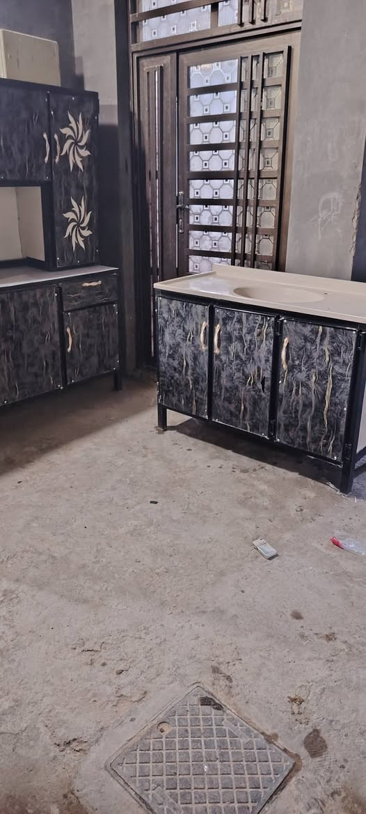 السلام عليكم كاونتر مستعمل للبيع نضيف ***********
