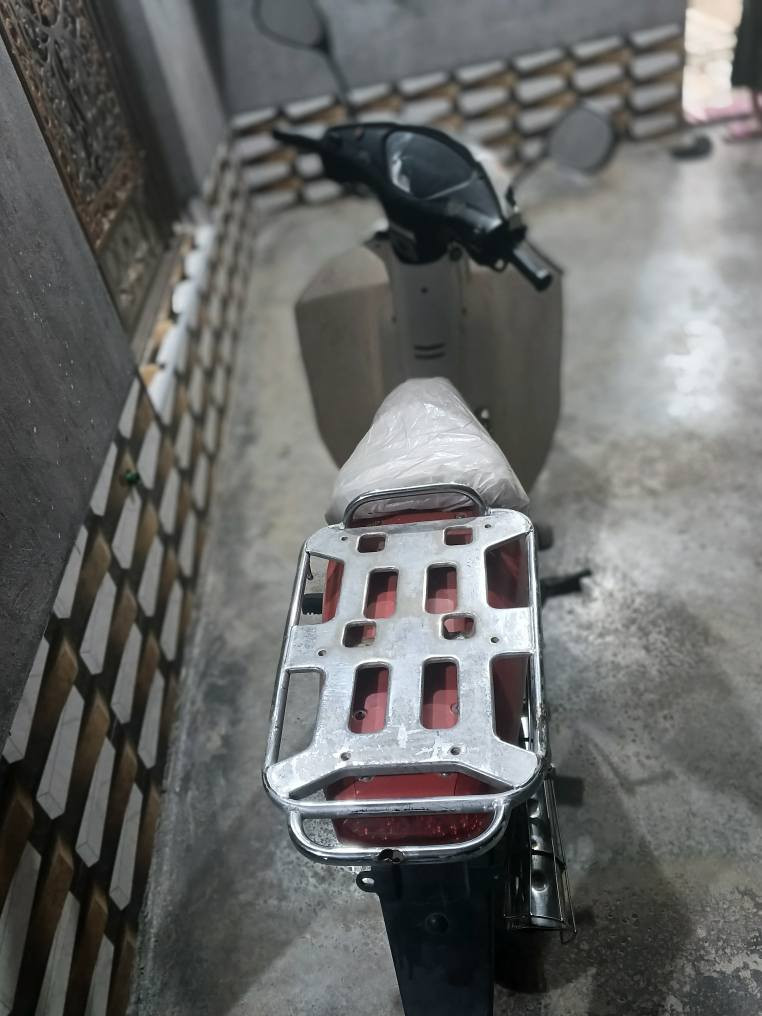 السلام عليكم. 
دراجه سرفيز للبيع 
الدراجه نضافه فول خير من الله بس بيهه تنقيص وخيط تبخير فقط 
الباقي كفاله مثل ماواضح ب صوره دراجه حلوه ونضيفه 
الرقم ***********
