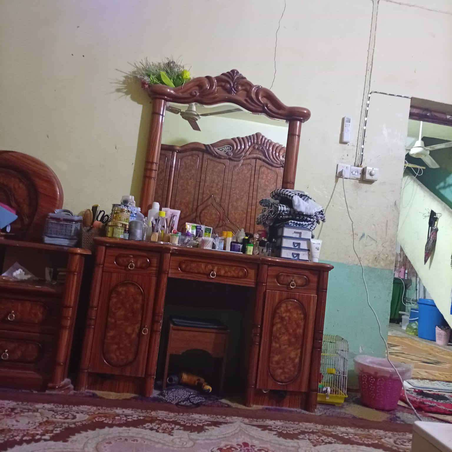 السلام عليكم غرفة تركية للبيع نظيفه جدآ ب٢٥٠ وبيهة مجال بسيط للاستفسار  على الرقم ***********
