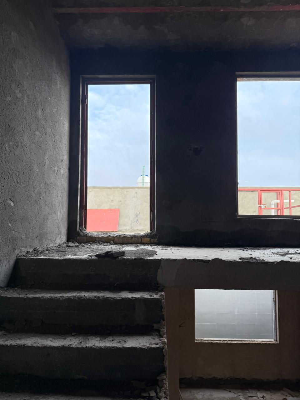 عقار هيكل طابقين بناء درجه اولى للبيع تصميم راقي في مكان هادئ ومفتوح

الدار واسع الصحيات والسويتات كاملة مغلفة بورسلين

ام الخيل الثالثه  يقع على شارع بعرض 40 متر  قرب الحولي 

**********************************

المساحه / 100 متر مع فضلة ١١٠ متر  

واقع حال ٢١٠ متر  مع  

الواجهه /  10 متر 

علمآ  الهيكل مطلوب لصندوق الاسكان 

55 مليون 

____________________________

الطابق الأرضـــي 

غرفه نوم  سويت / صاله/ استقبال/ مطبخ حار مع مطبخ بارد / مجاميع صحيه عدد 2 / حديقه / كراج  مناور عدد  ٢  كاملة مغلفة سيراميك 

الطابق الأول 

ثلاث غرف نوم  نظام سويت / صاله/ مجموعه صحيه

الدار كامل ماعدا الارضيات والشبابيك ولبخ بياض فقط 

للاستفسار الاتصال واتساب

***********
