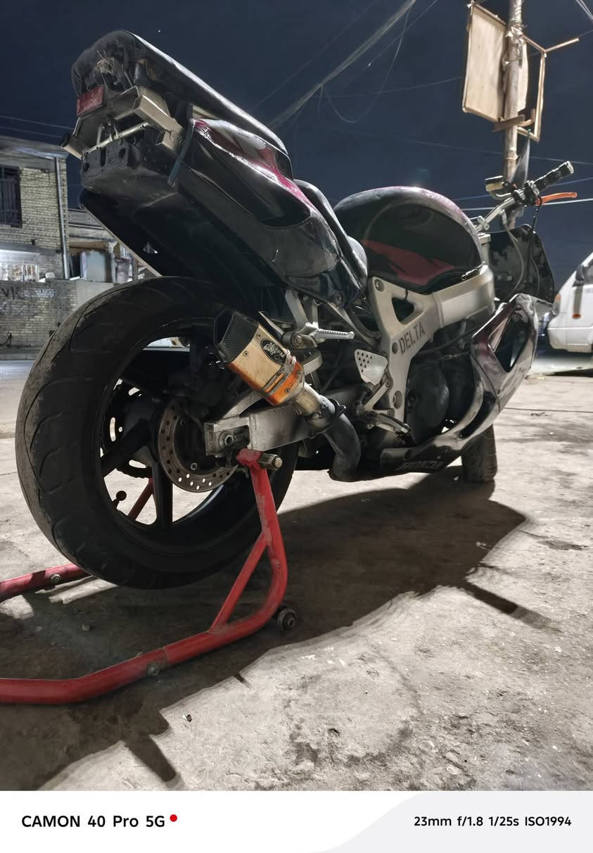 السلام عليكم شباب دراجه لبيع cbr919 الدراجه شغاله نكره سلف ومكينه خير من الله شلعه ومعدل يخبل بس طلع صوت بل مكينه وماعرف شنو هوه وإني عسكري موهلكد اعرف بيهة شوفت عينك مثل ماموضح بل صوره الدراجه هيج ابيعها إلي مايشتري لا يكسر بحلال العالم رجاء 🙏السعر 8$ 
*********** مكاني بغداد
