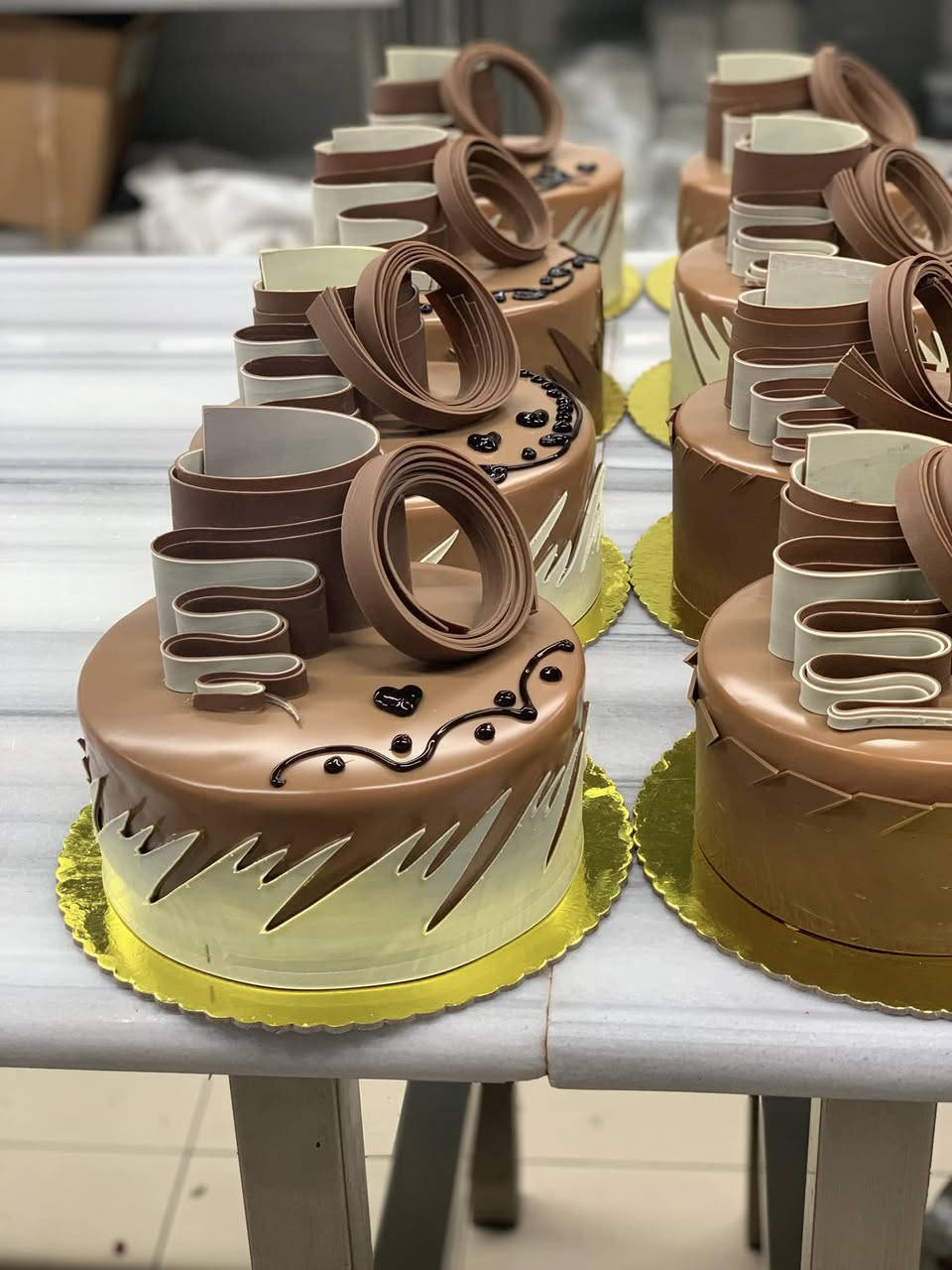 السلام عليكم
شيف بيستري 
اداره انتاج 
وكورسات تعليميه خاصه في المعامل
***********
