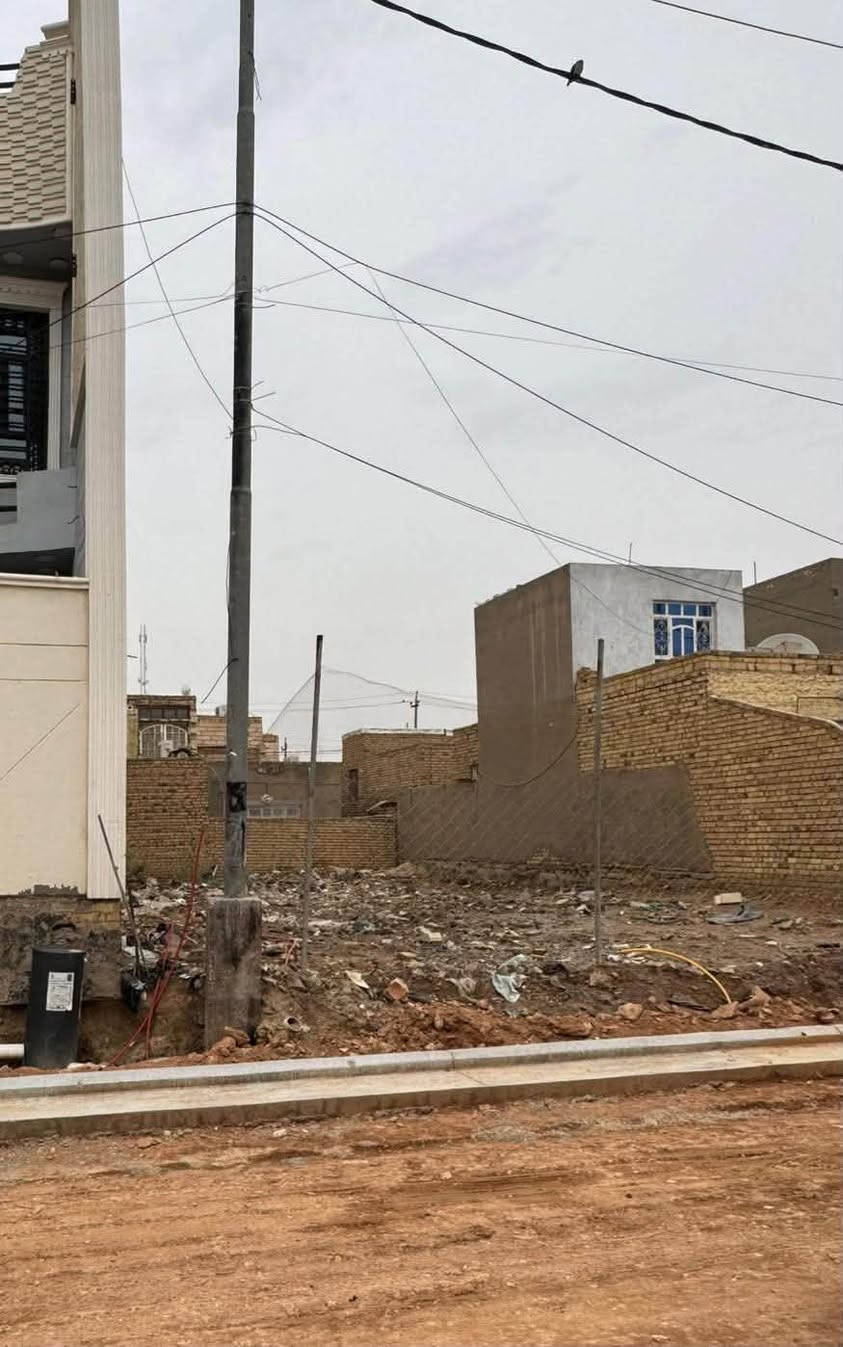فرصة استثمارية وسكنية في الديوانية - حي الزهراء.. الأرض التي تبحث عنها جاهزة للبناء!

إذا كنت تخطط لبناء بيت العمر أو تبحث عن استثمار آمن ومضمون يرتفع سعره قريباً، فهذه فرصتك.

 الموقع المميز: الديوانية - حي الزهراء (المنطقة الواقعة خلف جامع أهل البيت) - موقع هادئ، راقٍ، وقريب من الخدمات الأساسية.

تبعد 1 كليو متر عن شارع الاسكان العام

 المساحة: 200 متر مربع (واجهة وأبعاد ممتازة لاستغلال كل شبر في التصميم).

 بنية تحتية كاملة وجاهزة:

المنطقة مخدومة بالكامل ولن تحتاج لانتظار المشاريع:

 شبكة إسالة ماء صافي.

 منظومة مجاري متكاملة وأرصفة.

 كابل ضوئي (إنترنت فائق السرعة واصل للمنطقة).

 ميزة إضافية: أعمال التبليط قريبة جداً (اشتري الآن بالسعر الحالي قبل الارتفاع المتوقع بعد التبليط!).

 السعر: 90 مليون دينار عراقي (وبي مجال بعد المعاينة).

       بالامكان بيع نصف 

 للتواصل المباشر والاستفسار (اتصال أو واتساب):

 ***********

 ***********

أو يمكنك مراسلتنا مباشرة عبر رسائل الصفحة.

[#عقارات_الديوانية](https://www.facebook.com/hashtag/%D8%B9%D9%82%D8%A7%D8%B1%D8%A7%D8%AA_%D8%A7%D9%84%D8%AF%D9%8A%D9%88%D8%A7%D9%86%D9%8A%D8%A9?__cft__[0]=AZbw7YCPvbAQAkaFF_5mXcRihG5VGJ64k7S8rzky_2yjHHqGKibmmELz93Ye5mYf9M4s7NGVP0YlBL2Bz58zQqnk_4H3ecJKEnt9MCojsprhtzit7Ue4clQlPNsSvYs89xSfRPTRbDnHTkpSFduJFFi6po4fJsGVcpMYsYQjewaD-B6sf5KDhvpu_-rzBpuW80R1dX2PRTJ9j2l5Mt4R9u9w&__tn__=*NK-R) [#حي_الزهراء](https://www.facebook.com/hashtag/%D8%AD%D9%8A_%D8%A7%D9%84%D8%B2%D9%87%D8%B1%D8%A7%D8%A1?__cft__[0]=AZbw7YCPvbAQAkaFF_5mXcRihG5VGJ64k7S8rzky_2yjHHqGKibmmELz93Ye5mYf9M4s7NGVP0YlBL2Bz58zQqnk_4H3ecJKEnt9MCojsprhtzit7Ue4clQlPNsSvYs89xSfRPTRbDnHTkpSFduJFFi6po4fJsGVcpMYsYQjewaD-B6sf5KDhvpu_-rzBpuW80R1dX2PRTJ9j2l5Mt4R9u9w&__tn__=*NK-R) [#أرض_للبيع](https://www.facebook.com/hashtag/%D8%A3%D8%B1%D8%B6_%D9%84%D9%84%D8%A8%D9%8A%D8%B9?__cft__[0]=AZbw7YCPvbAQAkaFF_5mXcRihG5VGJ64k7S8rzky_2yjHHqGKibmmELz93Ye5mYf9M4s7NGVP0YlBL2Bz58zQqnk_4H3ecJKEnt9MCojsprhtzit7Ue4clQlPNsSvYs89xSfRPTRbDnHTkpSFduJFFi6po4fJsGVcpMYsYQjewaD-B6sf5KDhvpu_-rzBpuW80R1dX2PRTJ9j2l5Mt4R9u9w&__tn__=*NK-R) [#استثمار_عقاري](https://www.facebook.com/hashtag/%D8%A7%D8%B3%D8%AA%D8%AB%D9%85%D8%A7%D8%B1_%D8%B9%D9%82%D8%A7%D8%B1%D9%8A?__cft__[0]=AZbw7YCPvbAQAkaFF_5mXcRihG5VGJ64k7S8rzky_2yjHHqGKibmmELz93Ye5mYf9M4s7NGVP0YlBL2Bz58zQqnk_4H3ecJKEnt9MCojsprhtzit7Ue4clQlPNsSvYs89xSfRPTRbDnHTkpSFduJFFi6po4fJsGVcpMYsYQjewaD-B6sf5KDhvpu_-rzBpuW80R1dX2PRTJ9j2l5Mt4R9u9w&__tn__=*NK-R) [#عقارات_العراق](https://www.facebook.com/hashtag/%D8%B9%D9%82%D8%A7%D8%B1%D8%A7%D8%AA_%D8%A7%D9%84%D8%B9%D8%B1%D8%A7%D9%82?__cft__[0]=AZbw7YCPvbAQAkaFF_5mXcRihG5VGJ64k7S8rzky_2yjHHqGKibmmELz93Ye5mYf9M4s7NGVP0YlBL2Bz58zQqnk_4H3ecJKEnt9MCojsprhtzit7Ue4clQlPNsSvYs89xSfRPTRbDnHTkpSFduJFFi6po4fJsGVcpMYsYQjewaD-B6sf5KDhvpu_-rzBpuW80R1dX2PRTJ9j2l5Mt4R9u9w&__tn__=*NK-R)
