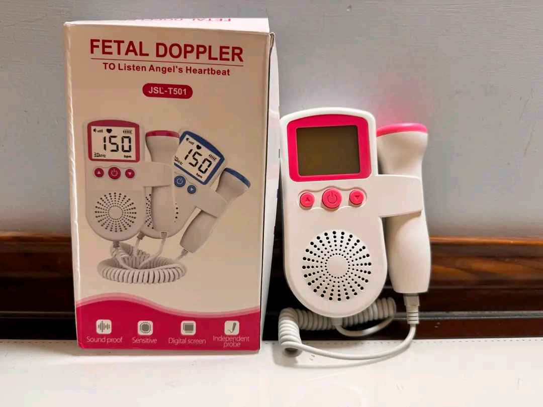 عيشي أجمل لحظات الأمومة وأنتِ في منزلكِ. هذا الجهاز يمنحكِ الراحة النفسية والقدرة على سماع نبضات قلب جنينكِ بوضوح تام وفي أي وقت تشائين، دون الحاجة لانتظار موعد الطبيب.
أبرز المميزات التي تجعله المفضل لدى الأمهات:
• شاشة LCD كبيرة وواضحة: تأتي بحجم 4.5 سم لعرض معدل ضربات القلب (BPM) بشكل دقيق وسهل القراءة حتى للأمهات اللواتي يعانين من ضعف النظر.
• سماعات صوت نقية جداً: يتميز الجهاز بصوت نبض جنين واضح وقوي (Clear Fetal Sound)، مما يجعلكِ تشعرين بوجود طفلكِ بجانبكِ.
• مجس (Probe) عالي الحساسية: مسبار بالموجات فوق الصوتية كبير وحساس للغاية لنقل نبضات قلب الجنين بدقة وسرعة.
• تصميم مقاوم للماء: المجس حاصل على تصنيف IPX1 لمقاومة الماء، وهو متين وقابل للفصل لسهولة التنظيف والاستبدال.
• جودة طبية (Medical Quality): مصمم بمعايير طبية لضمان قياس آمن وبدون أي ضغوط أو قلق أثناء فترة الحمل.
• استهلاك منخفض للطاقة: يعمل بكفاءة عالية مع استهلاك قليل للبطارية ليدوم معكِ طويلاً.
طريقة الاستخدام بكل سهولة:
1. التشغيل: قومي بتشغيل الجهاز من الزر المخصص.
2. الجل: ضعي كمية مناسبة من الجل الخاص على المجس (أو البطن) لضمان وضوح الإشارة.
3. البحث: حركي المجس ببطء على منطقة البطن حتى تجدي موضع قلب الجنين وتسمعي النبض بوضوح. بغداد, العراق


**إذا كنت صاحب هذا الإعلان وتريد حذفه لأي سبب، رجاءا أرسل رسالة إلى الدعم الفني**