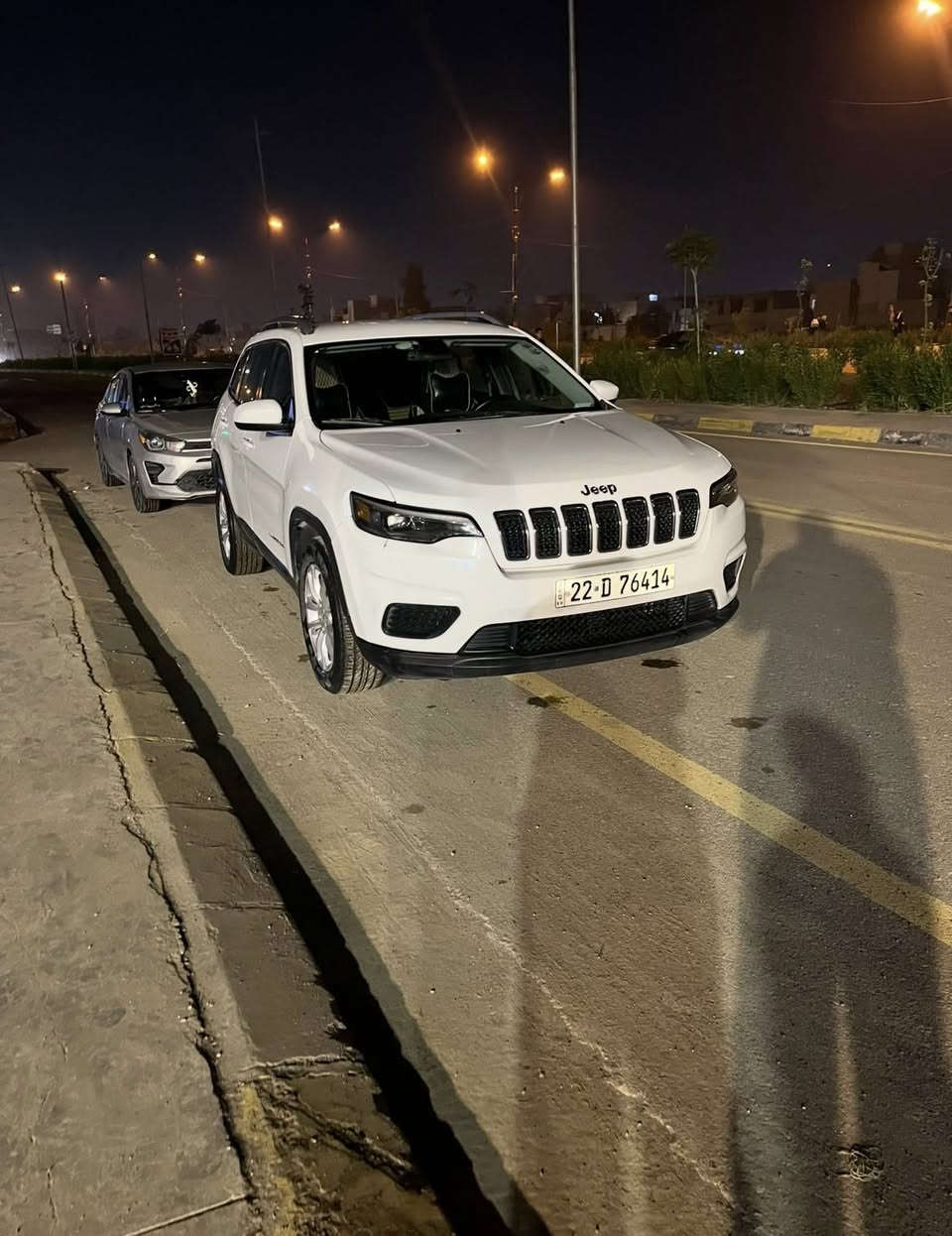 السلام عليكم
جيب شيروكى 2020 ابيض كلين تايتل 

سيارة استخدام شخصي نظيفة كلش 

محرك اربعه سلندر 2400 

مواصفات الوسط شاشة صغيرة تحكمات ستيرن وغيرها من المواصفات المعروفه سيارة انظف بالواقع السيارة ماشية 53 الف ميل محرك وكير سيارة شرط كلشي مناقصها 

حادثها من امريكا مثل ماموضح بالصورة والسونار كذلك هم موضح انو السيارة كلين رايدها ب 172 وبيها مجال للاستفسار خاص او الرقم 

***********

مكان السيارة موصل
