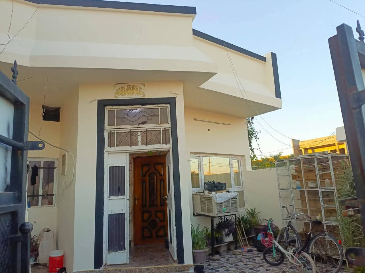 ⚡دار للبيع مساحة 135م واجهة  6و 75سم  طابو صرف  موقع مميز  حي الاسرئ والمفقودين قرب مدرسة الشهيد مروان الجبوري 
يحتوي على غرفتين نوم مع هول واستقبال ومطبخ وصحيات 
مع بيتونة  كبيرة وكراج للسيارة⚡
السعر 120مليون وبي مجال 
للاستفسار الاتصال على الارقام التاليه
***********
***********
او مراجعة مكتب صباح كركوك للعقارات  حي الاسرئ والمفقودين
قرب جامع المعراج نتشرف بزيارتكم
