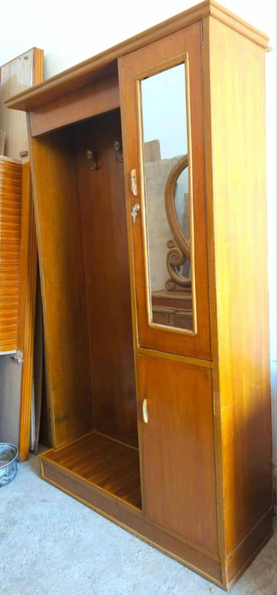 غرفة نوم نضيفه للبيع 600وبيها مجال***********
