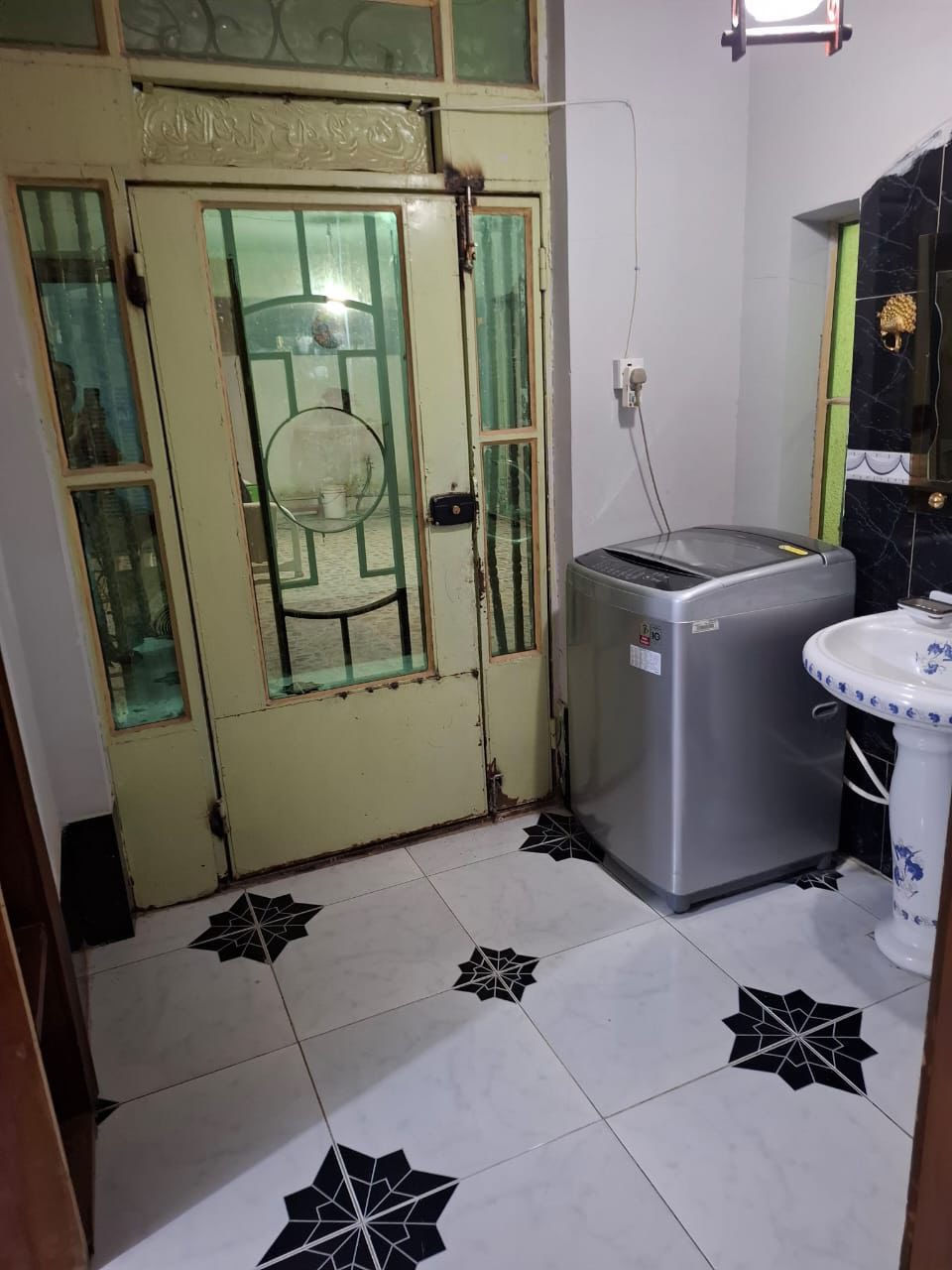 السلام عليكم 
قطع من دار غير مفصول للبيع في الحي العسكري قرب جامع الحسين 
المساحة ٢٠٠متر
واجهه ١٠ نزال ٢٠
شارع ٨ متر
 
السعر ١٦٥ مليون وبي مجال 

للاستفسار 
***********
