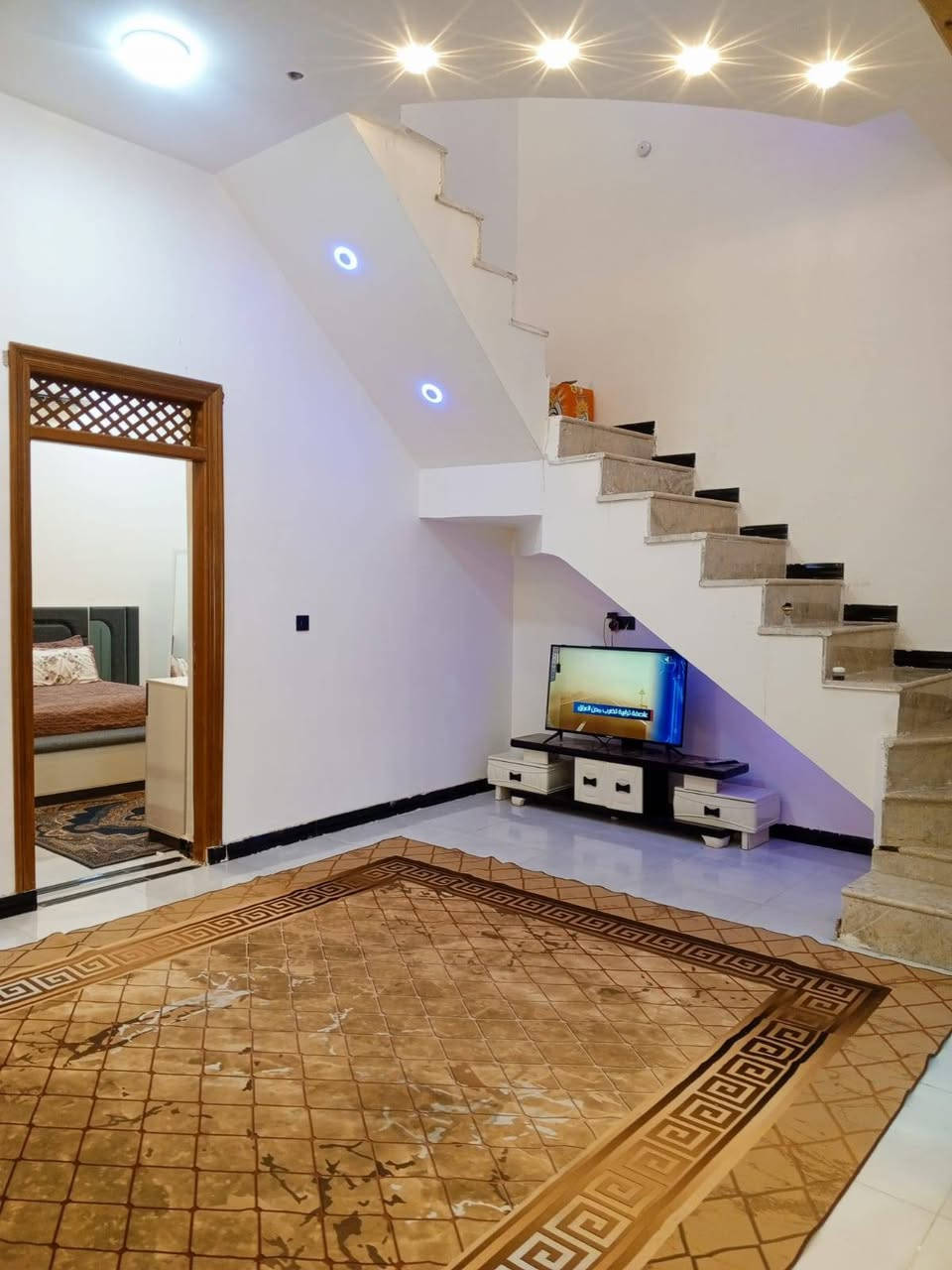 #يالله (اللهم صل على محمد وآل محمد)

#بيت زراعي 115  متر طابقين للبيع

يحتوي على 4 غرف وإستقبال وصاله ومطبخ وحمامات خارجيه وداخليه  ومناور بيت جديد بناء (2025)

البناء طابوك صب كونكريت ساقط بناء درجه أولى

خدمات متكامله من ماء ومجاري وكهرباء ونت ضوئي والتبليط قيد الإنشاء

#العنوان ناحية أور (السديناويه) قرب مدرسة صفي الدين

#السعر واي تفاصيل التواصل على الرقم ***********
