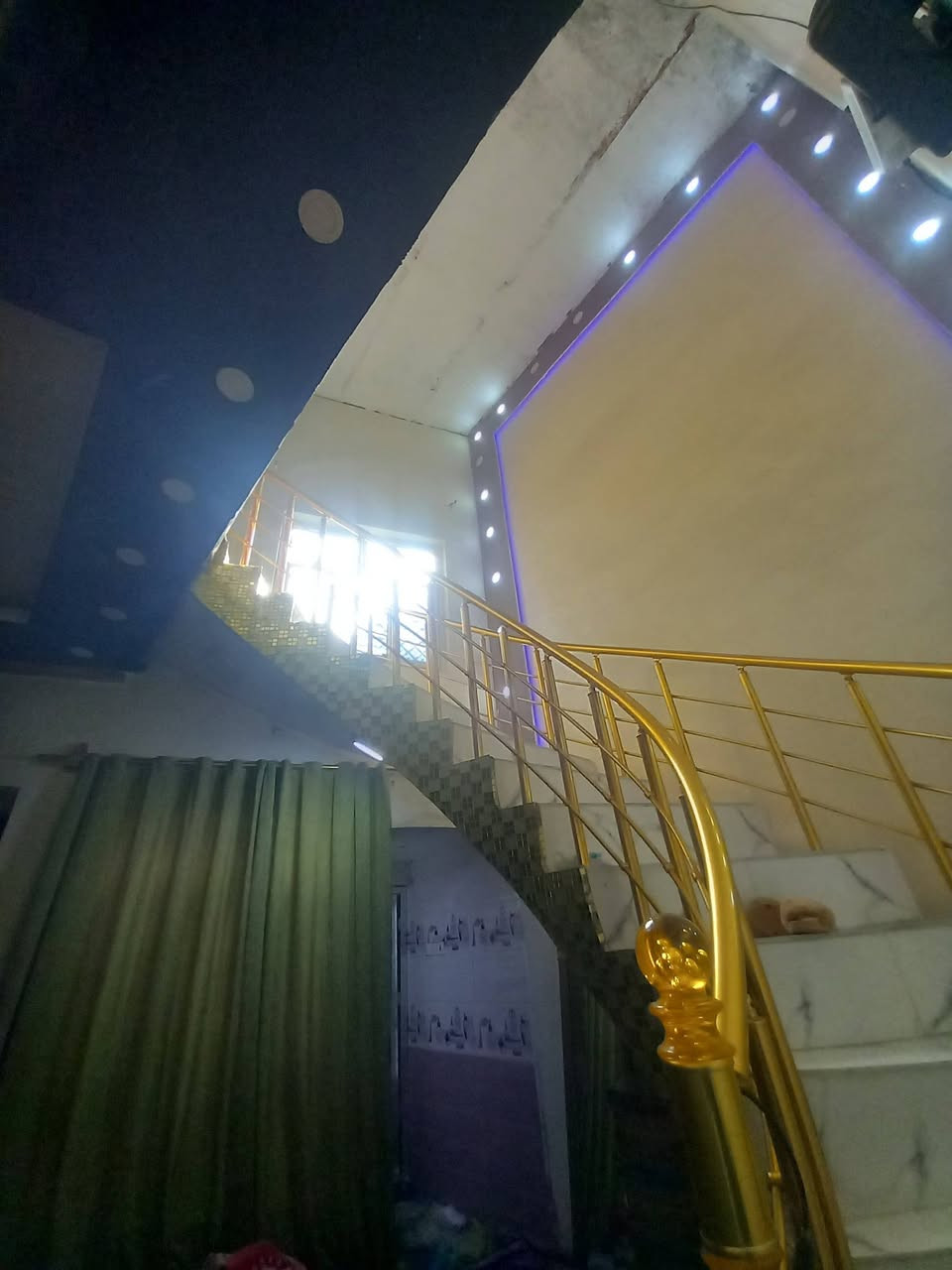 السلام عليكم بيت في حي الزهراء شارع عشرين على الشارع العام للبيع المساحة 160 متر التفاصيل على الرقم ***********
