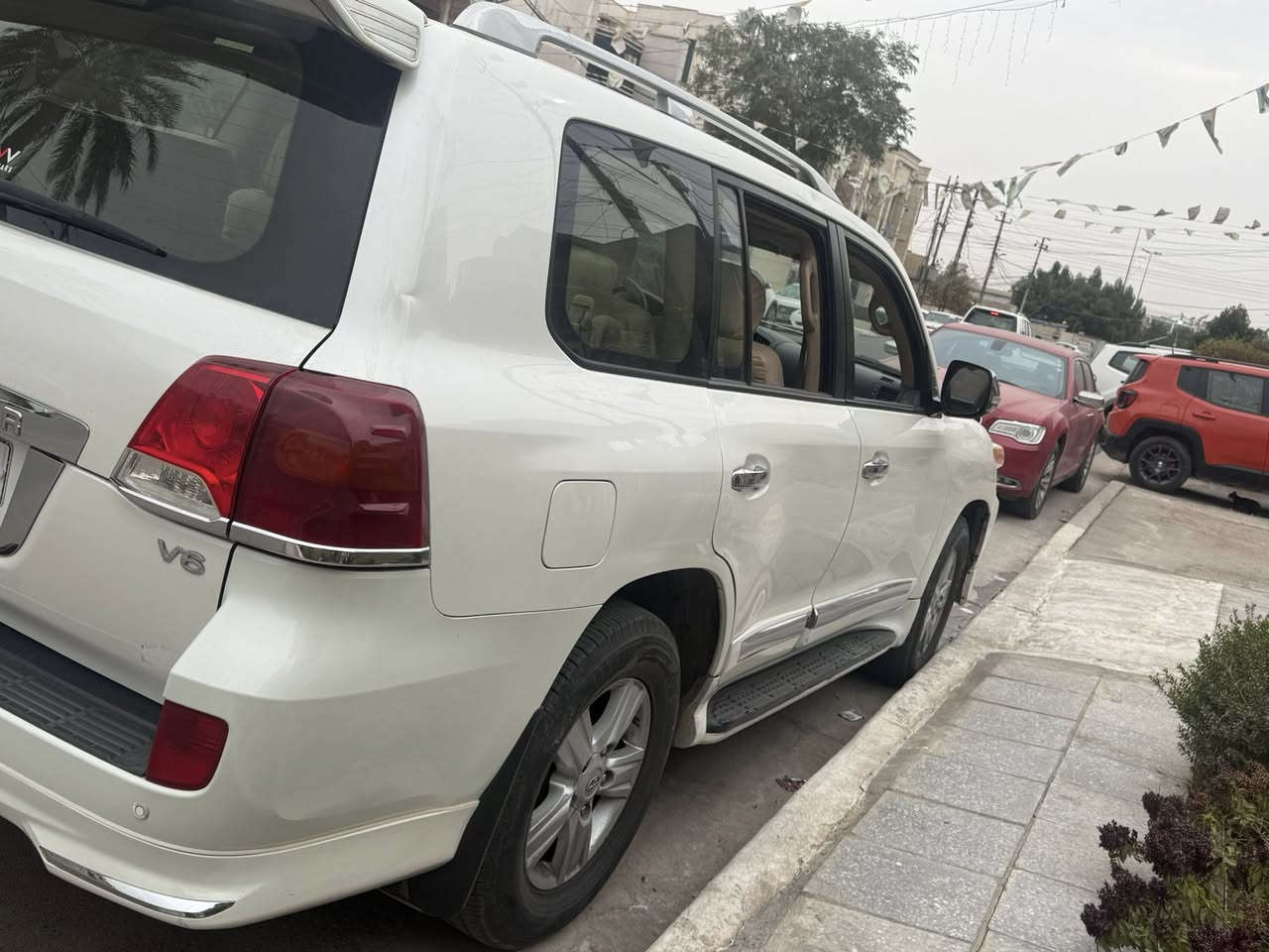 السلام عليكم 
للبيع لاندكروز GXR فول V6سته سلندر
موديل 2012 بغداد رقم  جديد هزه جديده 
سياره بيه 3قطع صبغ جاملغ وبابين وبيه باردبالجاملغ  السايق سياره جديده ونضيفه مال بيت سياره 
كير مكينه كفاله  باسمي تحويل ثاني يوم 
السعر 335وبيه مجال 
مكان بغداد السيدية ***********
