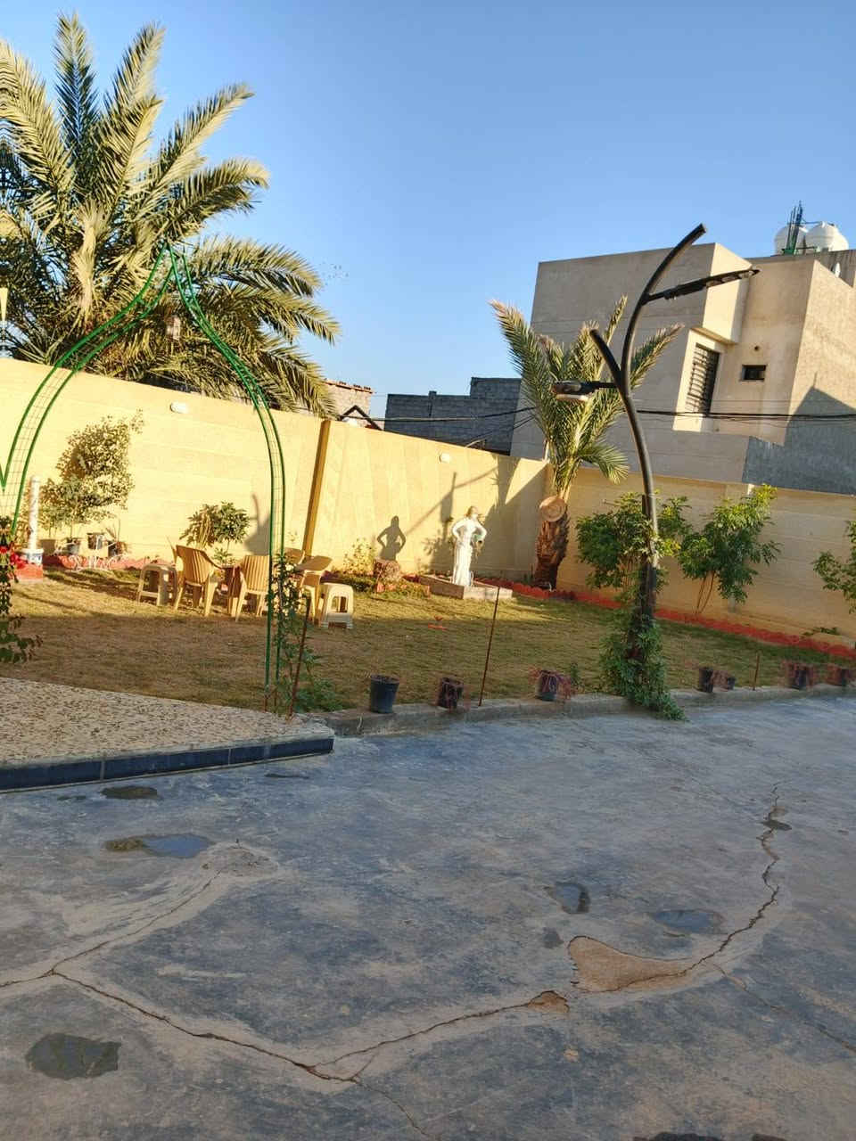 دار للبيع المساحة الكلية مع الشارع 625 متر صافي الأرض من عدة الشارع 525 متر بيت 220 متر وباقي حديقة امامية وحديقة بجانب البيت عل شكل قطعة واجهة 5 آلة ربع ولبيت واجهتة 10 وربع واجهت الأرض الكلي 15 آلة عشرة العنوان الشعلة الدوانم شارع البلوك بل فرع الي مقابيل البنزين خانة المتروكة  واجهة 14 و90 والنزال 35 و 50 صافي من غير الشارع 4 غرف نوم ستقبال وهول ومطبغ وترك على عرض البيت بي مطبخ حار *********** كورك بي وتساب ***********
