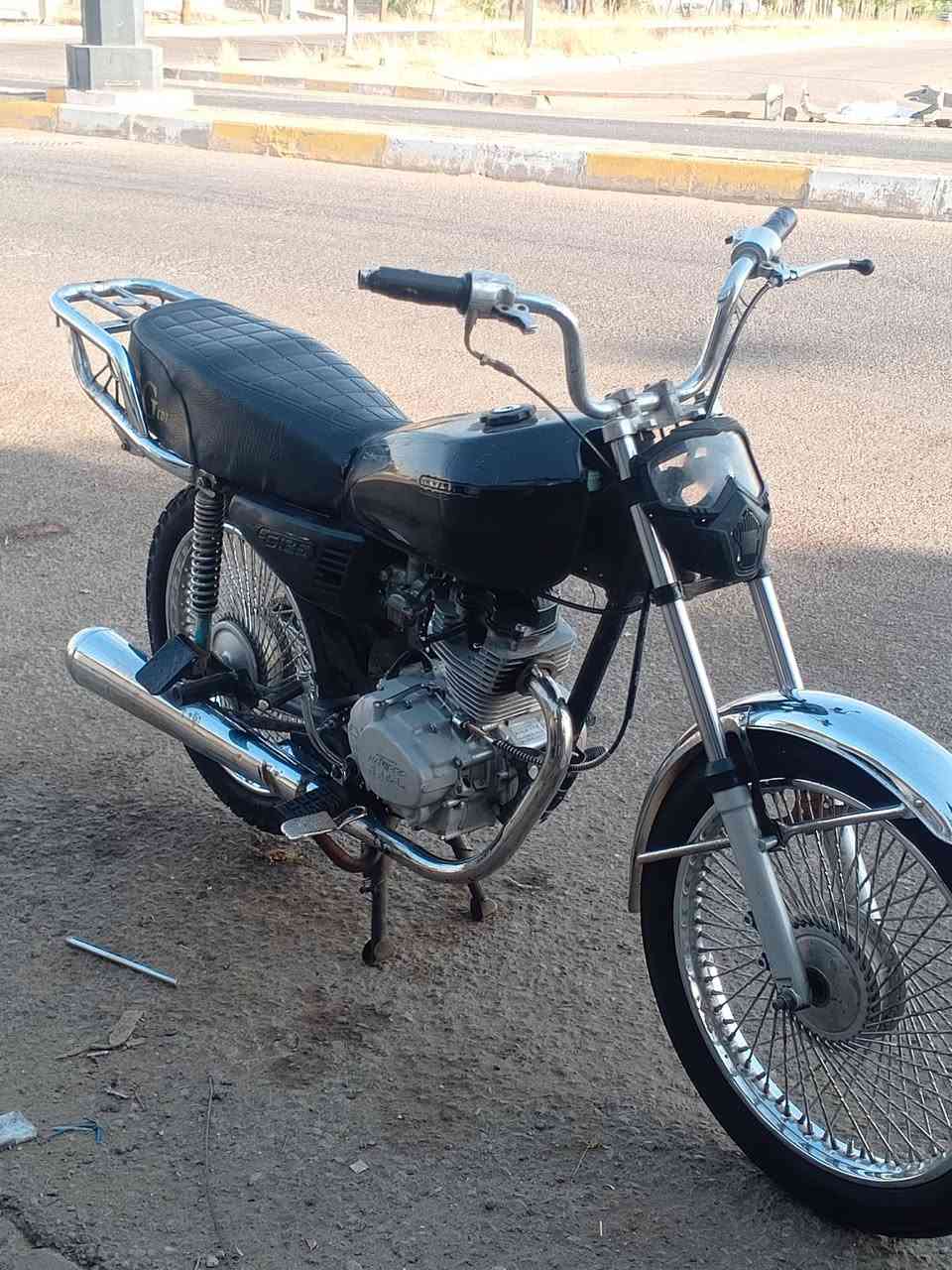 دراجه نامه برو موديل 2018 دراجه اي عيب مابيها محركها نضيف لاصرف لابخار كلجات جدد ولفات جديد قطره دهن ما تنطي ولا بيها صوت دراجه كاعده السعر230بيها مجال***********
