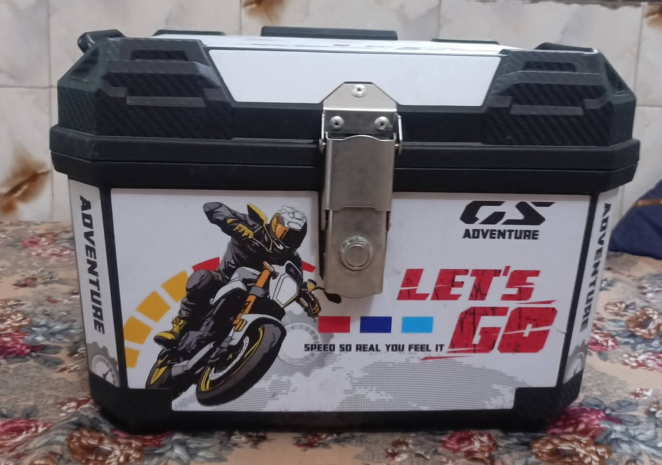 للبيع صندوق خلفي للدراجة النارية (Top Box)
بحالة جيدة.
يفتح ويغلق بشكل طبيعي.
المفتاح مفقود.
نظيف من الداخل كما في الصور.
السعر: 55,000 دينار عراقي قابل للتفاوض بالمعقول.
الموقع: بغداد الشعلة الدوانم شارع ابو الاحرار
للاستفسار مراسلة الخاص


**إذا كنت صاحب هذا الإعلان وتريد حذفه لأي سبب، رجاءا أرسل رسالة إلى الدعم الفني**