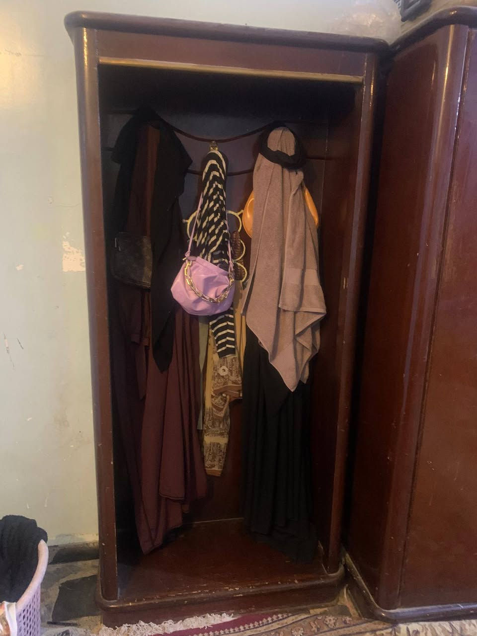 غرفه صاج درجه اولى نوع القديم السعر ٣٠٠ الف مع المجال البسيط العنوان حي العداله رقم التليفون *********** سيد منتظر الحسني
