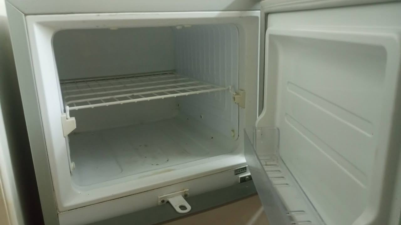 السلام عليكم ورحما الله وبركاته ثلاجة نضيفة وشغالة سعر250 الف وبيها مجال للستفسار*********** مكان الناصرية حي الجوادين
