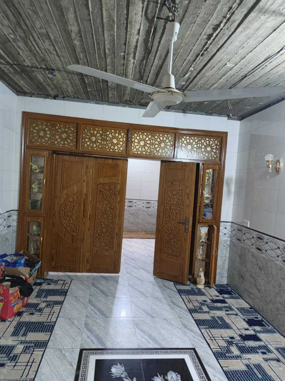 دار للبيع نادر الثانية كراغول شارع الكبان مساحة ٢٠٠متر غرفتين مطبخ حار وبارد البيت كامل نقص فقط السقوف التواصل على الخاص ***********
