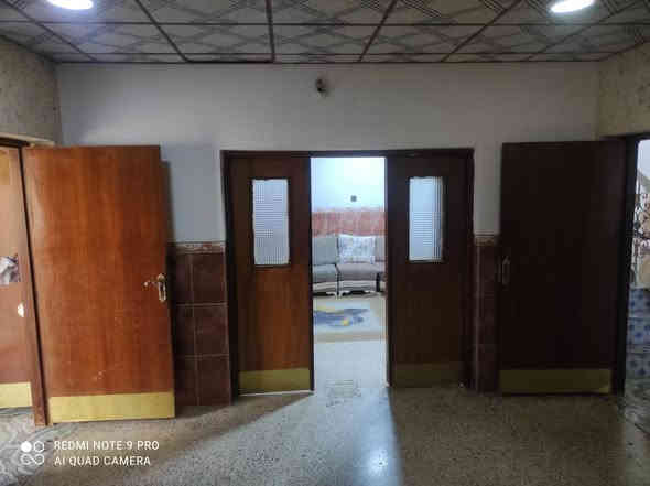 بيت للبيع ملك صرف المساحه ٢٥٧متر يتكون من صاله وستقبال وغرف ٢مطبخ طرمه كراج صحيات خارجيه وداخليه حديقه الطابق الثاني غرف نوم ٢المكان الجمعيه الثانيه مقابل الفرع بيت المعلم ومجاور حسين شتاري لاستفسار الاتصال على الرقم *********** البيع يرهم على مبادره
