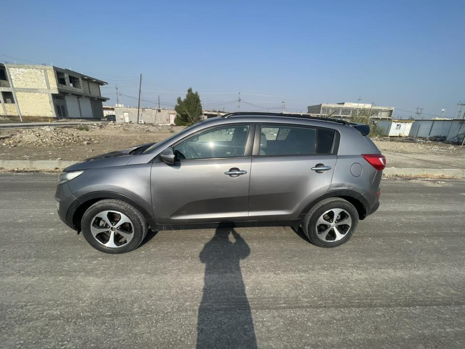 السلام عليكم 
سبورتج مديل ١٢ امريكي رقم بغداد أنكليزي بسمي مكينه ٢٠٠٠ دوش الممشى ١٣٠مايل حادث جاملغ ايمن امامي وبنيد مكان بابل محاويل الامام سعر ١٢٠ للاستفسار الاتصال عـ ***********
