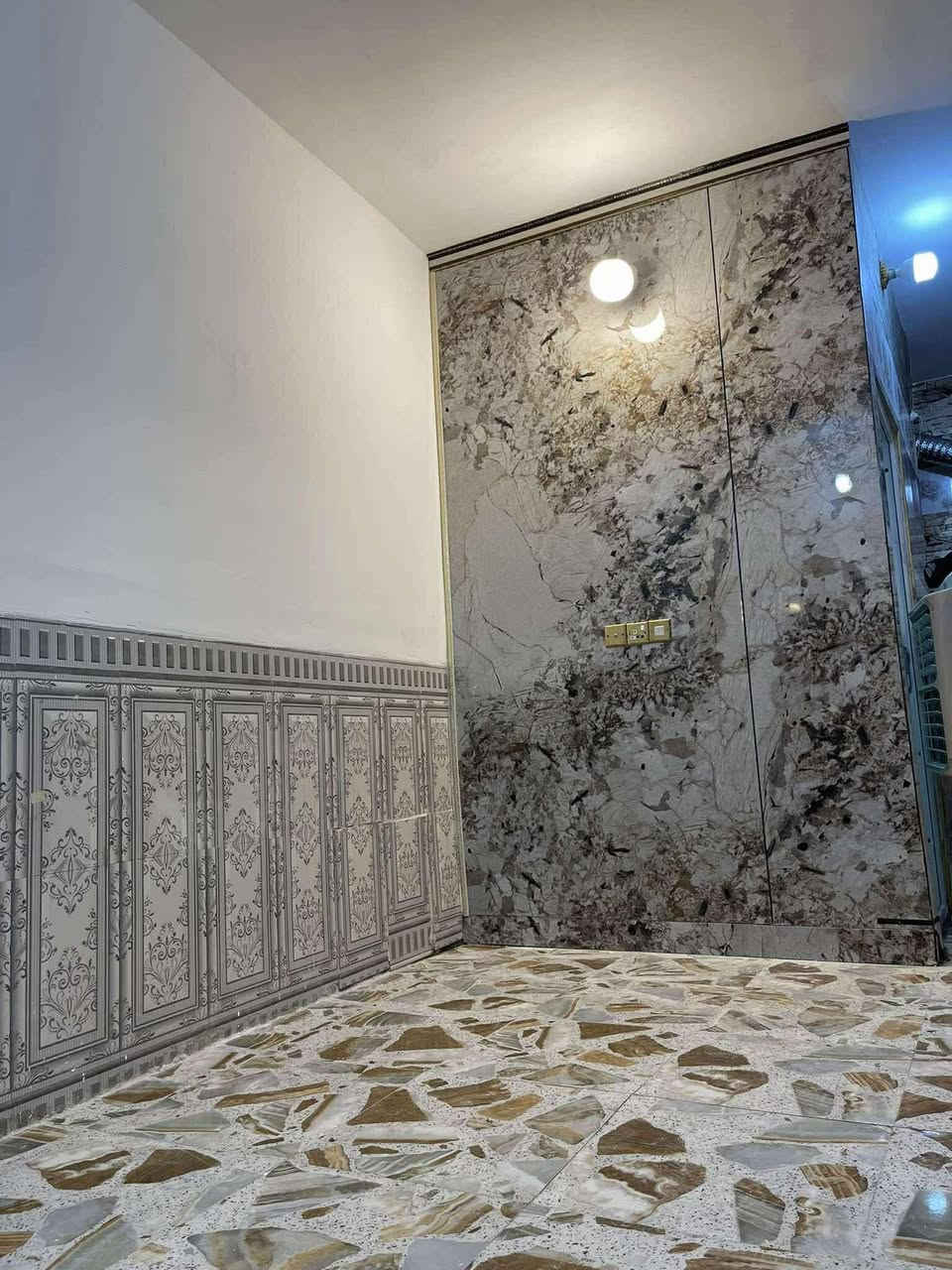 بيت للبيع في حي المثالي مقابيل مستشفى الكفيل قرب اسواق برتقاله . 60 متر طابق ونص بناء مرتب 
عقد 25 قرار محمه بأسمي تحويل نفس اليوم 

للبيع الاستفسار ***********
