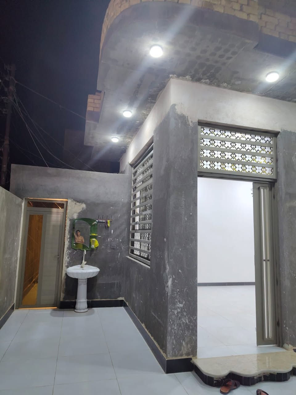 السلام عليكم 
بيت مساحه 200 متر بناء حديث وجديد  
طابو صرف يحتوي البيت على 
غرفه نوم 2 
صاله 
استقبال 
مناور 2 
صحيات داخليه وخارجيه 
طابق واحد 
طابق ثاني صاله كامله 
العنوان التضحيه شارع العياده ثاني الستداره 
البيت فرعي مقابل مجمع الكرار الفرع صب تواصل واستفسار عل اتصال 📞 
***********
