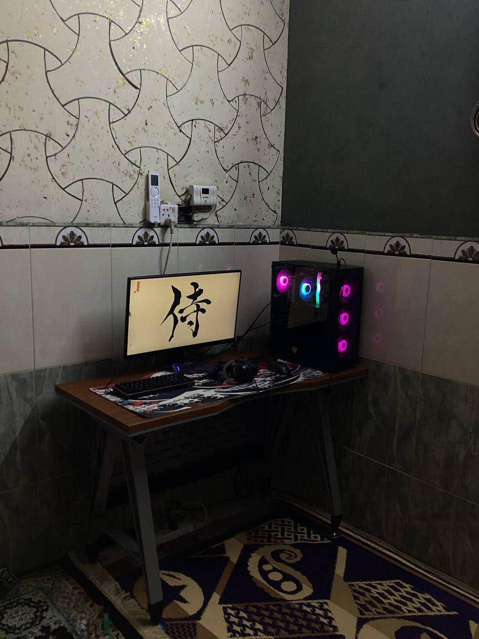📢 للبيع: تجميعة حاسبة سيت اب كامل متكامل (Full Setup) بنظافة أخت الجديد مع كافة الكارتونات! 📢
السلام عليكم، للبيع حاسبة قيمنق متكاملة (كيس + شاشة + كامل الملحقات الاحترافية). التجميعة بمواصفات قوية ومتناسقة جداً، تشغل أقوى ألعاب الـ Esports والمنصات (مثل PUBG, CS2, GTA V) بأعلى الإعدادات وفريمات عالية وسلسة، وتصلح أيضاً للمونتاج والتصميم والدراسة.
🛠️ مواصفات الكيس (PC Specifications):
 المعالج: Intel® Core™ i5-13400F Processor
 المذربورد: ASUS Prime B760M-K D4
 كارت الشاشة: GeForce RTX™ 4060 OC Edition 8GB GDDR6
 الرامات: TEAMGROUP T-Force Delta RGB DDR4 16GB (2x8GB) 3600MHz CL18 - White
 التخزين: SSD LEXAR NM620 1TB NVMe M.2 (سرعة قراءة تصل إلى 3500MB/s)
 الباور سبلاي: Gamdias KRATOS M1 750w Bronze 80+ (إضاءة RGB)
 المبرد: DeepCool Alta 9 Air Cooler
 الكيس: MASS 07 Mid Tower Case (يحتوي على 4 مراوح RGB تبريد ممتاز - لون أسود)
🖥️ الشاشة (Gaming Monitor):
 الموديل: MSI MAG 256F Flat Monitor
 المواصفات: حجم 24.5 بوصة، بنل Rapid IPS لألوان خرافية، دقة FHD (1920x1080)، ومعدل تحديث سريع جداً 180Hz مع وقت استجابة 1ms.
🎧 الملحقات والطرفيات الاحترافية (Peripherals Included):
 السماعة: HyperX CloudX (صوت محيطي احترافي، محركات صوت 53mm، هيكل ألمنيوم متين، مريحة جداً للأذن بفضل تقنية Memory Foam).
 الكيبورد: Redragon Fizz Pro (كيبورد ميكانيكي قيمنق، سويتشات حمراء Dust-Proof Red ضد الغبار، يدعم 3 أنماط اتصال: لاسلكي 2.4Ghz، بلوتوث، وسلكي، مع إضاءة RGB كاملة).
 الماوس: Redragon M993-RGB Devourer (ماوس سلكي احترافي وخفيف الوزن، مستشعر عالي الدقة يصل إلى 26,000 DPI، يحتوي على 6 أزرار قابلة للبرمجة مع ذاكرة داخلية).
✨ حالة الأجهزة:
 كل القطع والملحقات نظيفة جداً وبحالة الوكالة (أخت الجديد)، استخدام منزلي نظيف ومستقر وبدون أي عيوب أو مشاكل.
 كل كارتونات القطع والأجهزة الأصلية موجودة ومحفوظة بالكامل.
💰 السعر المطلوب للسيت اب كامل: [ اكتب السعر هنا، مثلاً: مليون و400 ألف دينار عراقي وبيها مجال قليل ]
📍 المكان: [ بغداد مدينه الصدر  ]
📞 للتواصل والاستفسار: [ واتساب فقط : *********** ] بغداد, العراق
