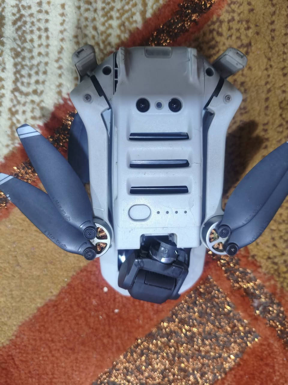 للبيع درون مني مافك لكمبل يصور بس مايتحرك للتجاهات ولا ينزل ولا يصعد  ***********
