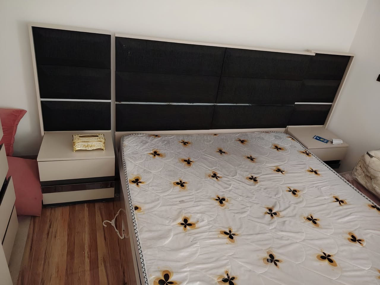 غرفه شبه جديده مامستخدمه كلش غرفه نضيفه شوفت عينك غرفه كامله 10 قطع وشكل مالته بل صور خذيت غرفه مليون 650 تكدر تشوف عليه سوك انا غرفه تاركه ورايده بسعر  950 وبيه مجال + نقل وشد عليك رقم تواصل ***********
