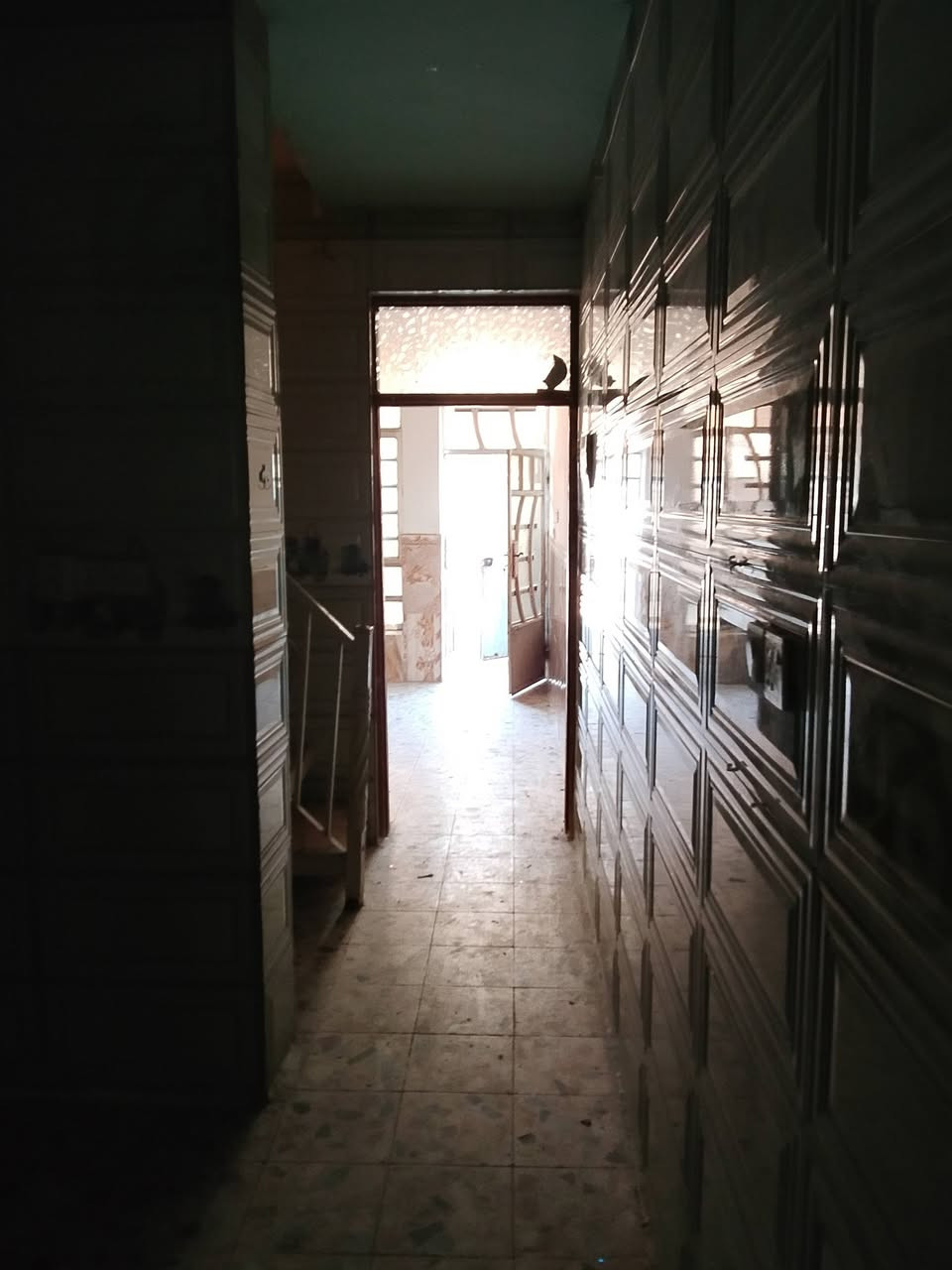 السلام عليكم يتوفر لدا مكتبنا مشتمل الايجار المساحه 40م طابقين يحتوي على غرفتين نوم فوك وجوه استقبال ومطبخ وخدمات موقع المشتمل الشعب قرب شارع عدن مقابيل مصور الكنز ومطعم حجي عادل بلافرع ابضهر اسواق عقيل الساعدي وماركت ابو جعفر الاستفسار مكتب الشعب للعقار بدل الايجار 375الف ***********
