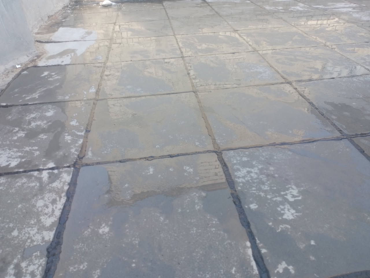 مادام مطرت الحك وسوي السطح مالتك وبسعر حلو ومناسب وشغل يرضي الله راسلني وادلل ياللة السلام عليكم /سطحك تعبان خابر وتدلل تزفيت /اعادة ماستك /اضافة استك /فلانكوت/جميع اعمال السطوح وباسعار مناسبة البرميل كرستة عمل تزفيت كامل معا لعمل سعرة ١٢٥ دينار فقط  ***********
