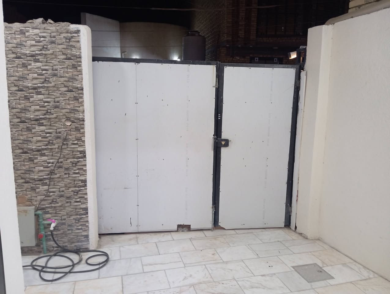 بيت للبيع زراعي المساحة 100متر قرب البوابه (حي المختار) رابع بيت على طريق ياحسين المرحله الثانيه 
غرفه استقبال مطبخ صاله طرمه حمام داخلي وحمام خارجي البيت ينباع مع الاثاث للاستفسار الاتصال على 
***********
