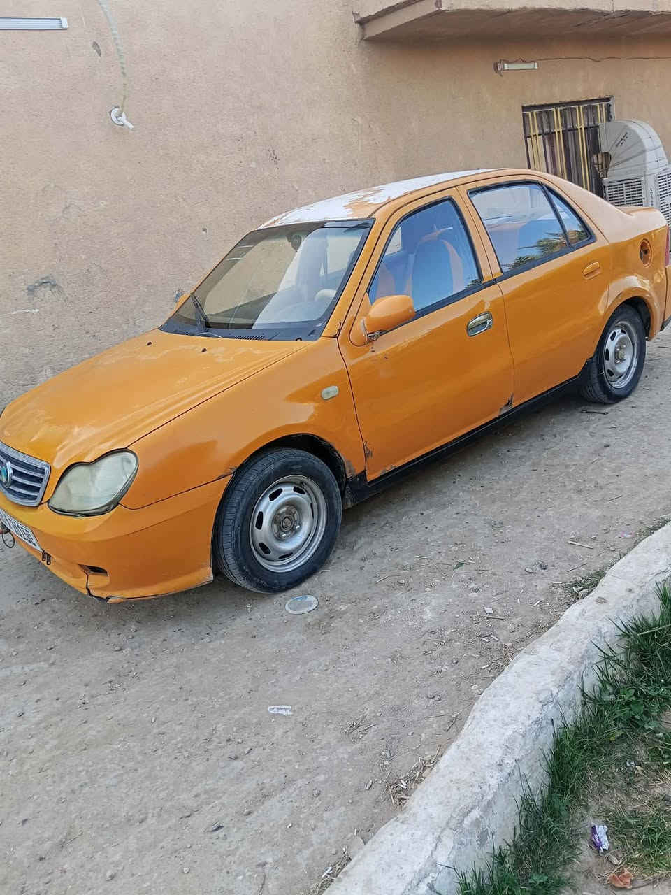 السلام عليكم للبيع جيلي سي كي موديل 2013 بسمي رقم بابل مدارو ثاني يوم مصفره هيئه وغرامات السياره مكينه بيه خيط بخار قليل كير خير من الله حداديه السياره مكفوله من الضربه بيه فقط خياسات موضحه بل صور عله ايدي لايت عالي ناصي زنون اطارات بطاريه جدد اشاير يمنه يسره دبل اشاره كله شغال مكان السياره بابل 
***********
السعر 21 وبيه مجال بسيط
