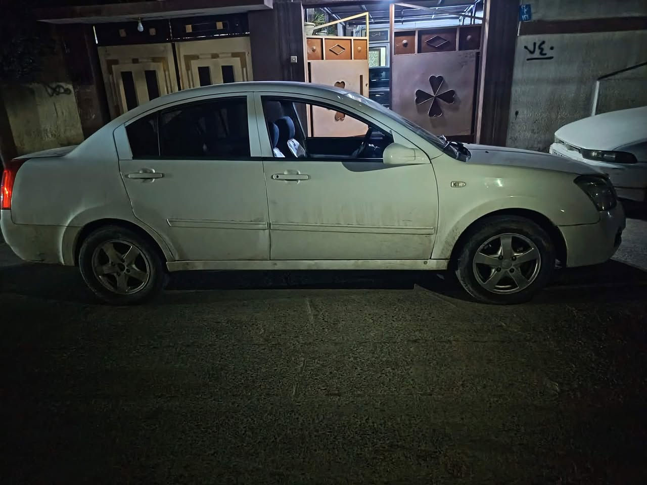 السلام عليكم مكلف بلنشر لسيارة مال ابن عمي شيري اي فايف موديل ٢٠٠٨ كير عادي رقم بغداد باسمة لسيارة صبغ عام اثر جراد كلير وتصليح خياسات  داخل كلة مدوشم كير محرك تبريد  كهربائيات كلة شغال ادامة كاملة صدر نص عمر السعر ٣٥ وبيها مجال العنوان بغداد اي استفسار الاتصال على الرقم وتحياتي  ***********
