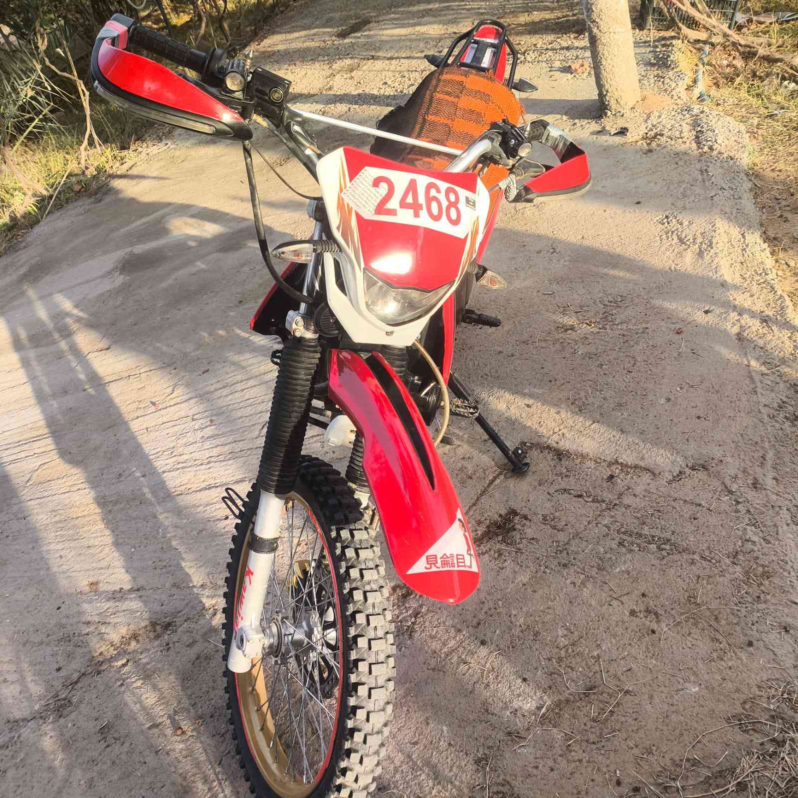 السلام عليكم موطور للبيع فقط موطور كاويار جبلي محرك 250 موديل 2024 حجم التاير الامامي 21 والخلفي 18 لونه لبلادي اسود + ابيض واني خلفته فابلون احمر سعره مليون ونص وبيه مجال مكان الانبار القائم  الشراي يتصل ***********
